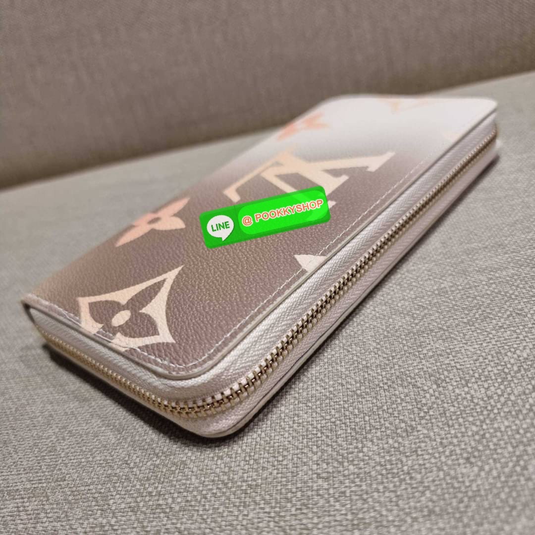 NEW IN!! LV long zip wallet with gwp กระเป๋าสตางค์พรีเมี่ยมกิ๊ฟ ดีไซน์ล่าสุด หวานๆสวยๆ น่าใช้มาก ใบยาวขนาดกำลังเหมาะมือ ถือแล้วขับผิว โดดเด่นด้วยสไตล์การไล่เฉดสีโทนละมุน ดูโดดเด่นไม่เหมือนใคร วัสดุหนังแคนวาส ทนทาน เปิด-ปิดด้วยซิปรอบ ภายในมีช่องใส่บัตรเยอะ