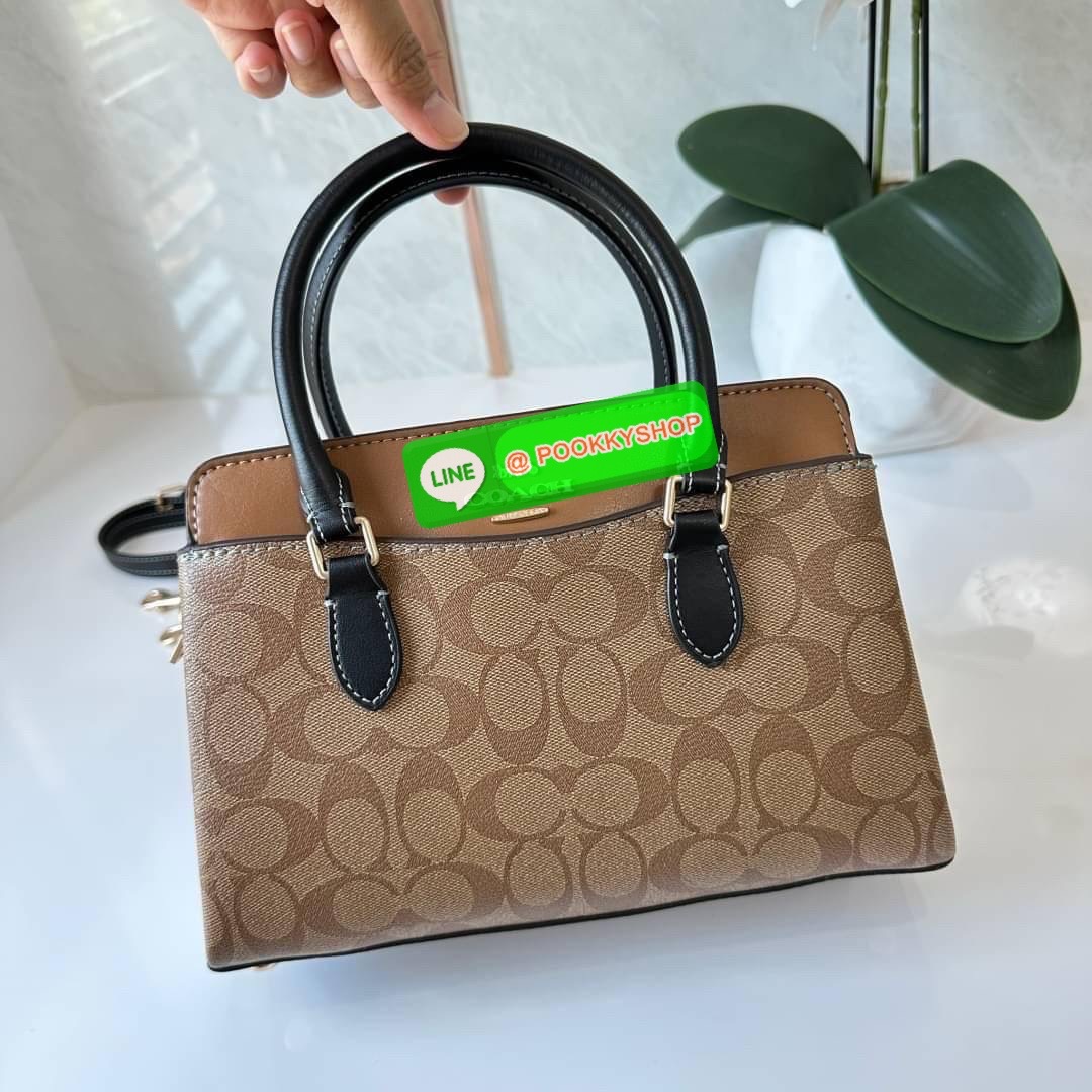 COACH MINI DARCIE CARRYALL IN BLOCKED SIGNATURE CANVAS (CH287) 👜คอลเลคชั่นใหม่สุดปัง ลุคคุณนายจะถือหรือสะพายข้างก็เริ่ดคะ รูปทรงถังไซส์เล็กวัสดุแคนวาสตัดหนังแท้ สายสะพายข้างถอดออกได้ มีหูหิ้วในตัว ภายในเป็นช่องโล่ง กว้างมีช่องแบ่งสัดส่วนใส่ของได้ค