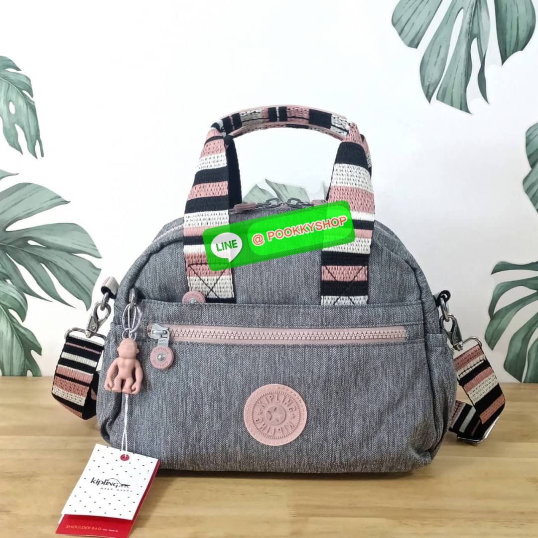 Kipling K1006 Handbag กระเป๋าถือหรือสะพาย วัสดุ Polyester 100% รุ่นใหม่ มีให้เลือกทั้งแบบเรียบ และ ลายน่ารัก มีช่องแยกด้านหน้า 2 ช่อง ช่องหลักโล่งกว้าง พร้อมช่อง pocket แยก 2 ช่อง ใช้งานได้ครบครัน สามารถสตางค์ใบยาวได้ ขนาดกำลังดี จะใช้ทำงาน ไปเรียน หรือ ถ