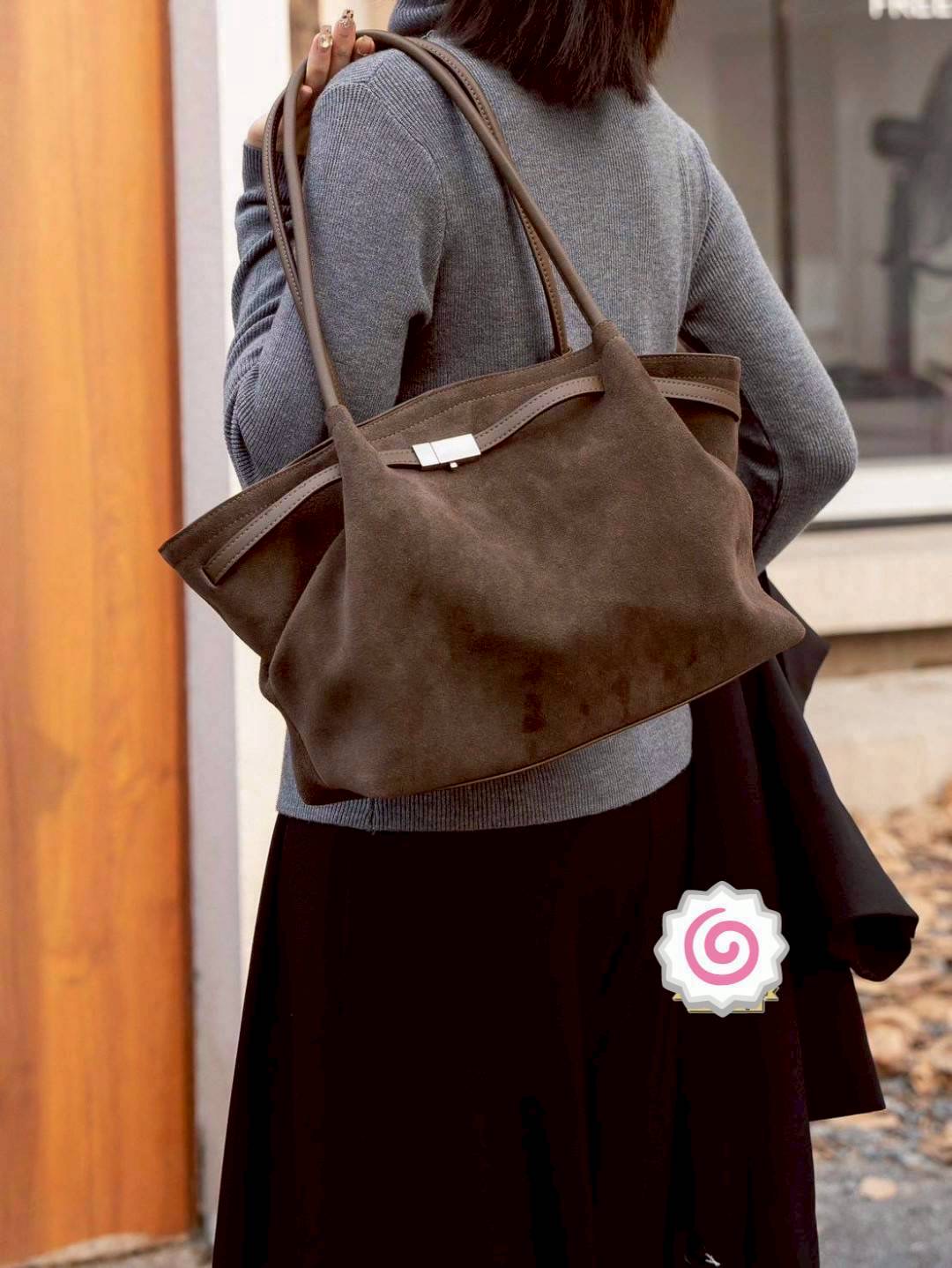 Shopping bag Korea style กระเป๋าสะพายไหล่ ทรง shopping วัสดุเป็นหนังกลับ (Suede PU leather) ด้านในกว้าง ใส่ของได้จุใจ