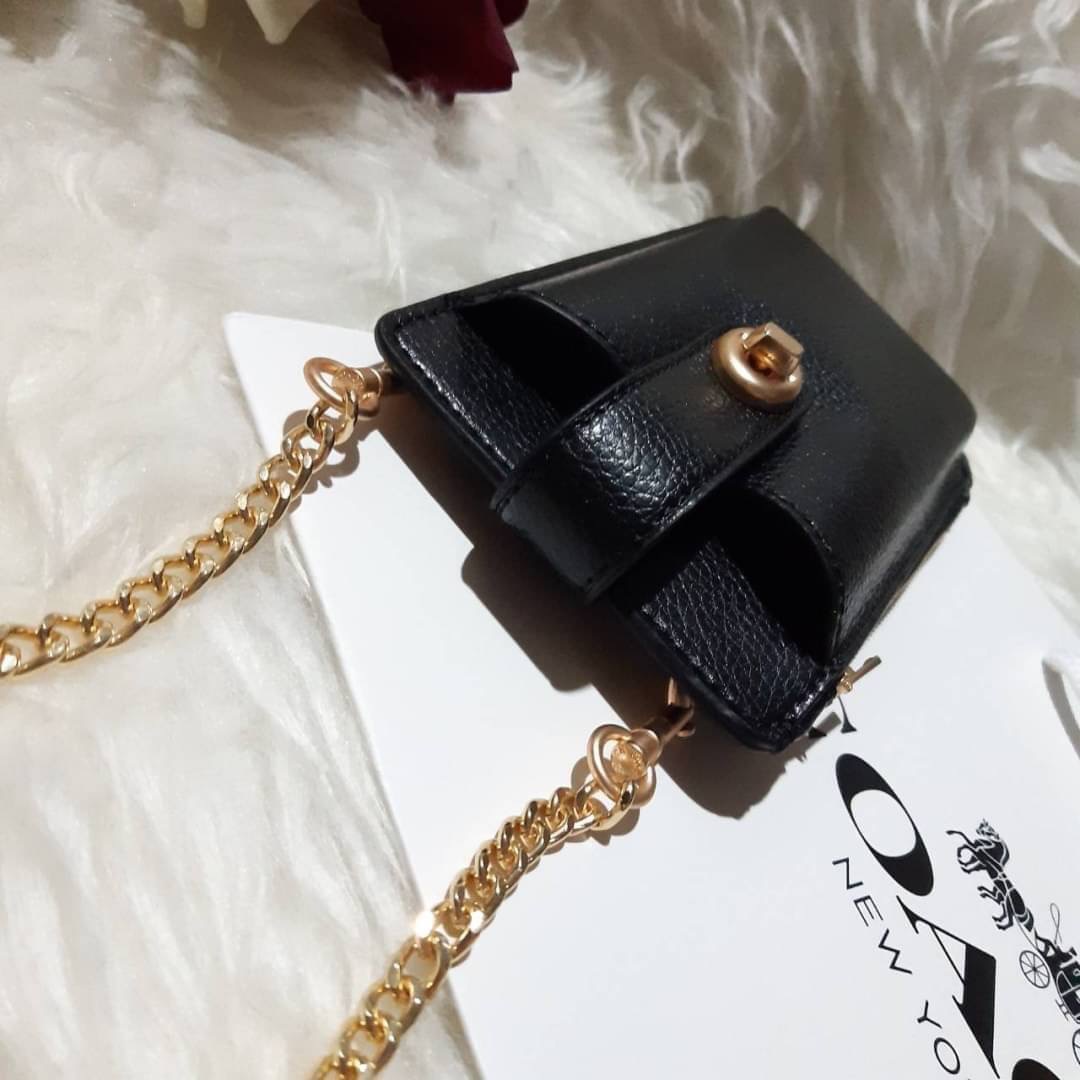 COACH 825 TURNLOCK CHAIN PHONE CROSSBODY IN BLOCKED SIGNATURE CANVAS ฮอตและปังกว่านี้ไม่มีแล้ว!! กระเป๋าเอนกประสงค์ สำหรับใส่โทรศัพท์ ใส่บัตรได้ มีช่องซิปแยกให้ด้วย ขนาดพกพาดีงาม!! 💕 ใส่โทรศัพท์ได้ทุกรุ่นน้า สายสะพายยาวประมาณ 23" (วัดจากไหล่)