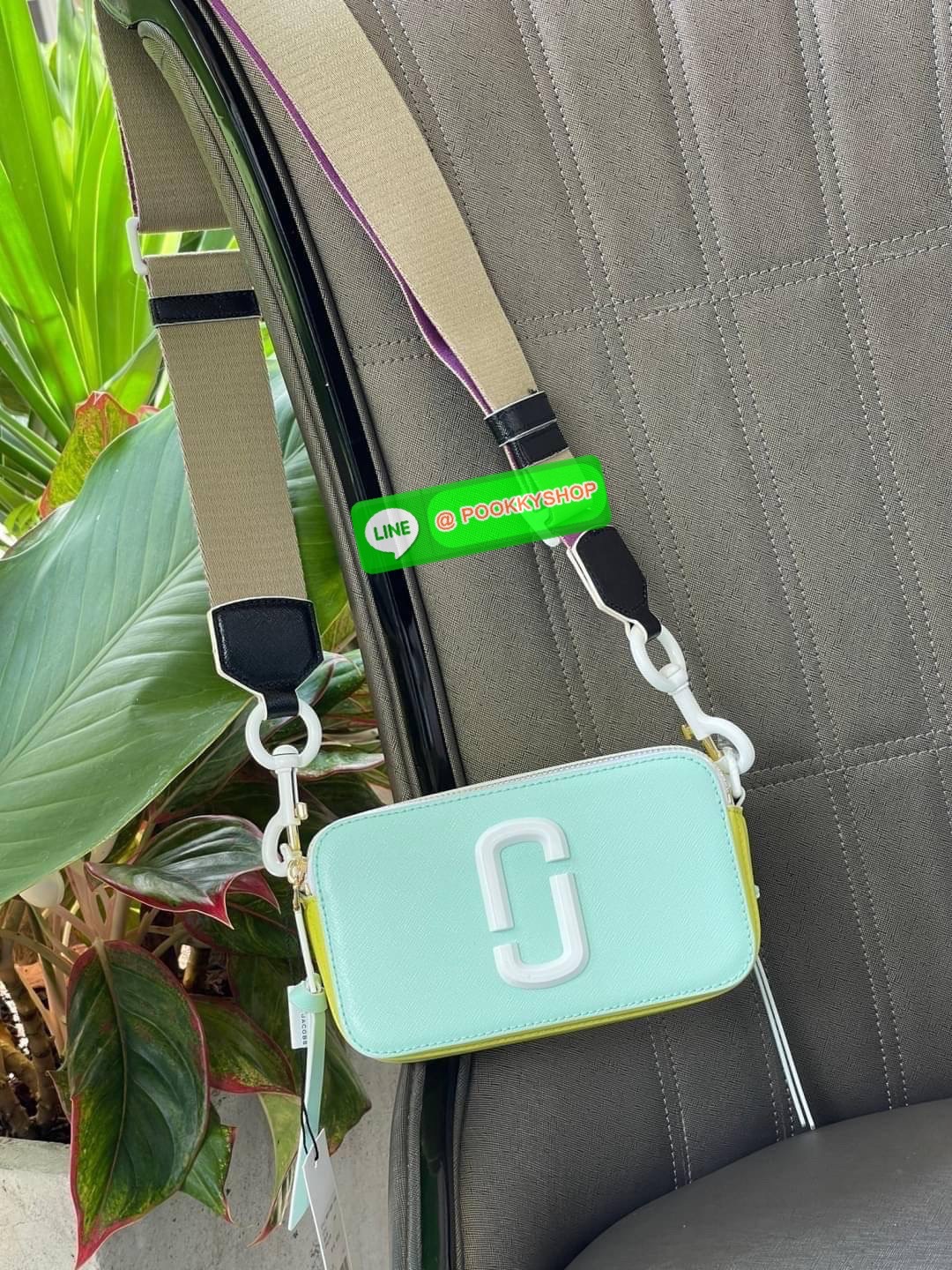 💕 Marc Jacobs Snapshot Bag กระเป๋าแบรนด์ดังจากสัญชาติอเมริกัน นับได้ว่ารุ่นนี้เป็นรุ่นทรงฮิตของ marc jacobs เลยทีเดียว โดยด้านหน้ากระเป๋าจะเป็นโลโก้แบบโลหะที่เป็นสัญลักษณ์ของแบรนด์นี้ มาพร้อมสายสะพายที่จะสะพายยังไงก็ดูโดดเด่น เพราะขนาดใหญ่ที่สกรีน