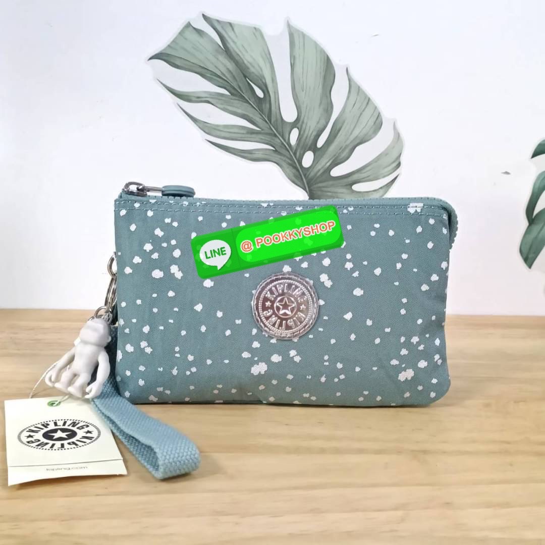 Kipling Creativity Large Pouch วัสดุ Nylon 100% กระเป๋าคล้องมือขนาดพอเหมาะ 7.25 นิ้ว พกพาสะดวก เปิด-ปิดด้วยซิปเดียวใช้งานง่าย ด้านในมีช่องกว้าง 2 ช่องและช่องซิปเล็กตรงกลางอีก 1ช่อง ใช้งานได้สะดวก สามารถใส่มือถือ 7.5 นิ้วได้ กุญแจรถ ธนบัตรได้ ล็อตนี้มาพร้อ
