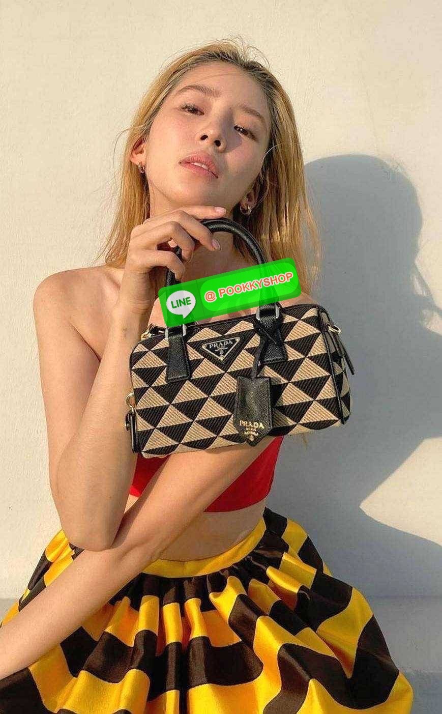 ✴️ห้ามพลาด!✴️PRADA FABRIC MICRO BAG VIP GIFT WITH PURCHASE (GWP) กระเป๋าพรีเมี่ยมกิ๊ฟ Limited จาก PRADA DUTYFREE COUNTER โดดเด่นที่วัสดุ Jacquard Fabric Micro ดีไซน์สวยคลาสสิคขนาดกำลังดี หูกระเป๋าประดับTagแบรนด์ถอดออกได้ ภายในมีโลโก้ ใส่มือถ