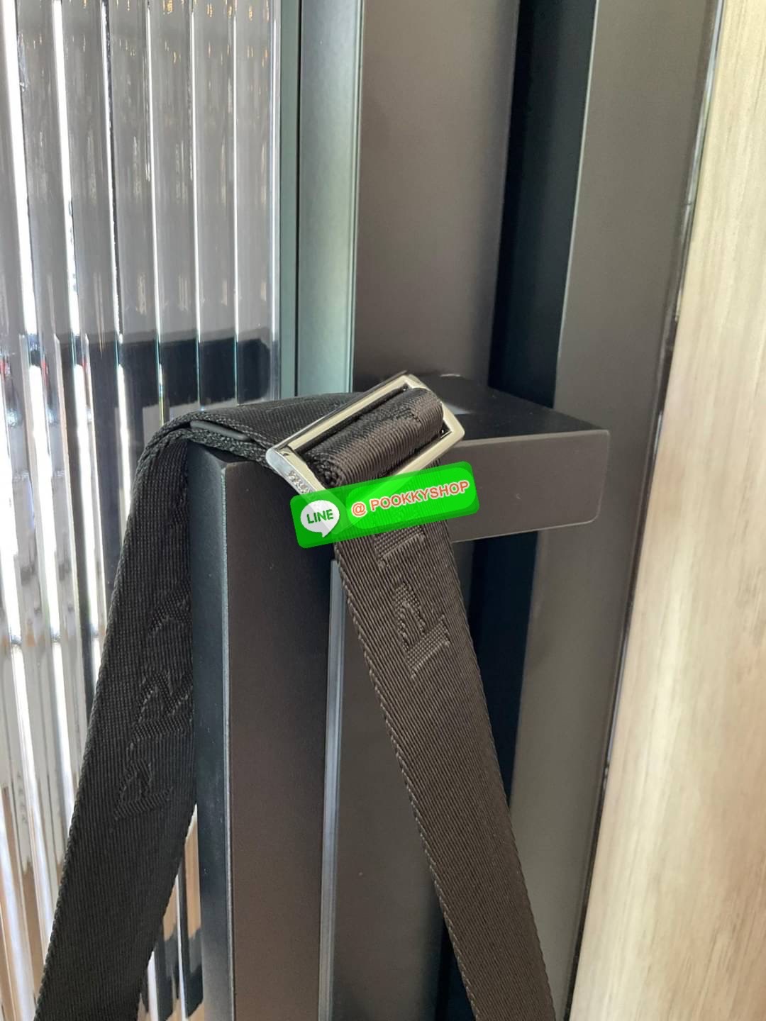 NEW ARRIVAL!! รุ่นใหม่ล่าสุด 🌟🫶🏻 กระเป๋าทรง MASSENGER จากงานพรีเมี่ยมกิ้ฟ จากแบรนด์ PRADA อะไหล่เงินทั้งใบ ด้านหน้ามีช่องหน้าหนึ่งช่อง ด้านในเปิดปิดด้วยซิปยาว ใส่ IPADmini ได้สบาย จุของได้เยอะ มาพร้อมช่องซิปด้านในอีกหนึ่งช่อง และช่