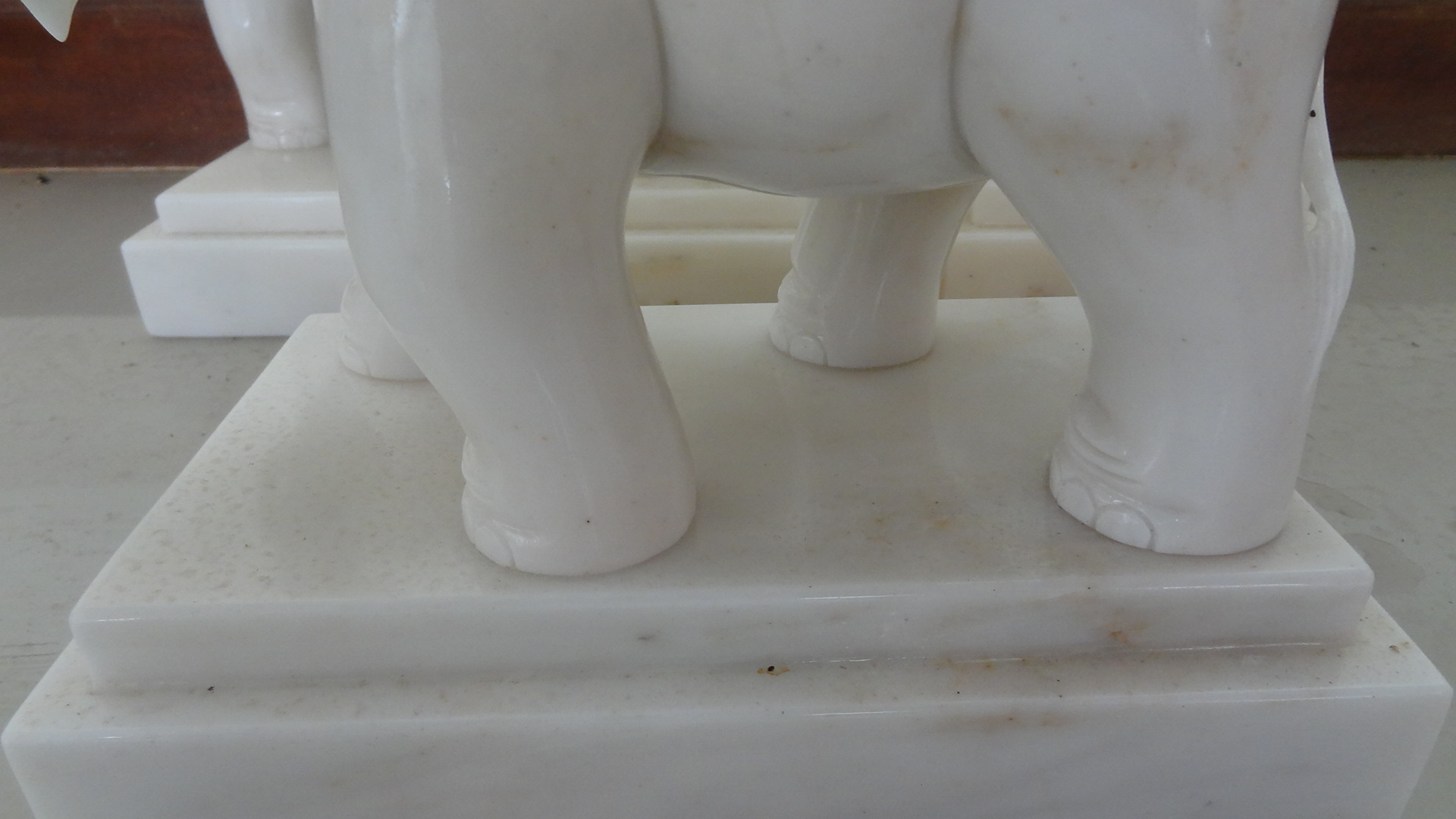 ช้างหินอ่อน ขนาด กว้าง 25 สูง 30 เซนติเมตร