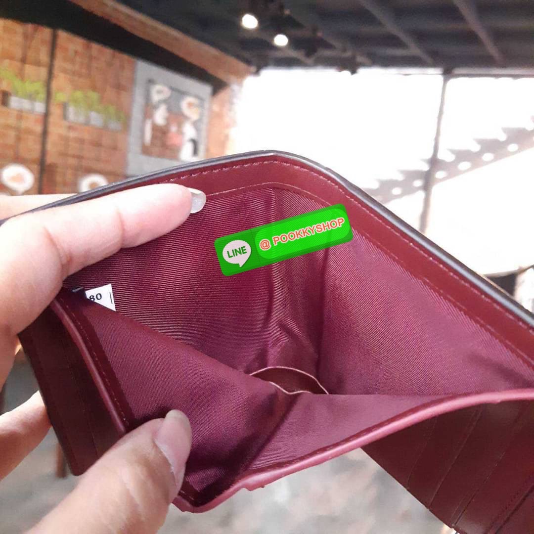 COACH 69683 SMALL WALLET WITH HEART FLOWER กระเป๋าสตางค์ใบสั้น พับสองตอน โทนสีละมุน แต่งเติมสีสันด้วยหัวใจและดอกไม้รอบใบ ดูสวยหรูอย่างลงตัว (รัก)(รัก)(ดอกไม้)(ดอกไม้) เปิด-ปิดด้วยกระดุม ภายในมีช่องใส่บัตร ใส่ธนบัตรได้ทุกขนาด ด้านหลังมีช่องซิปเล็กให้อีก รา