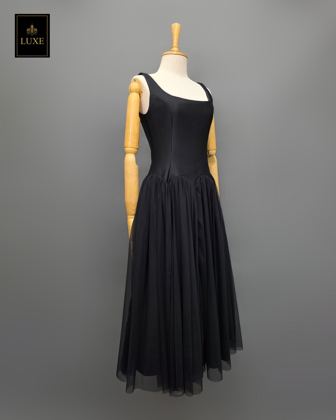 เดรสแฟชั่น เดรสเสื้อกล้ามทรงเข้ารูป กระโปรงบานจีบรูดทรงวงกลม