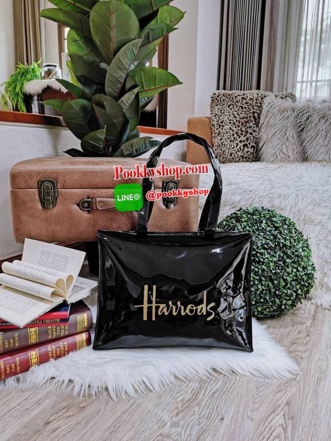 Restock พร้อมส่งแล้วค่ะ! Harrods London Top-handle Shopping Bag Large กระเป๋า Shopping Bag (Size L) แบรนด์ดังจากอังกฤษไอเท็มยอดนิยม PVC+Polyester 100% ของแท้ใบใหญ่ เนื้อหนาอยู่ทรง กันน้ำ แข็งแรง น้ำหนักเบา เปิดปิดด้วยซิปสะดวกใช้หัวซิปปั้มโลโก้แบรนด์อะไหล่
