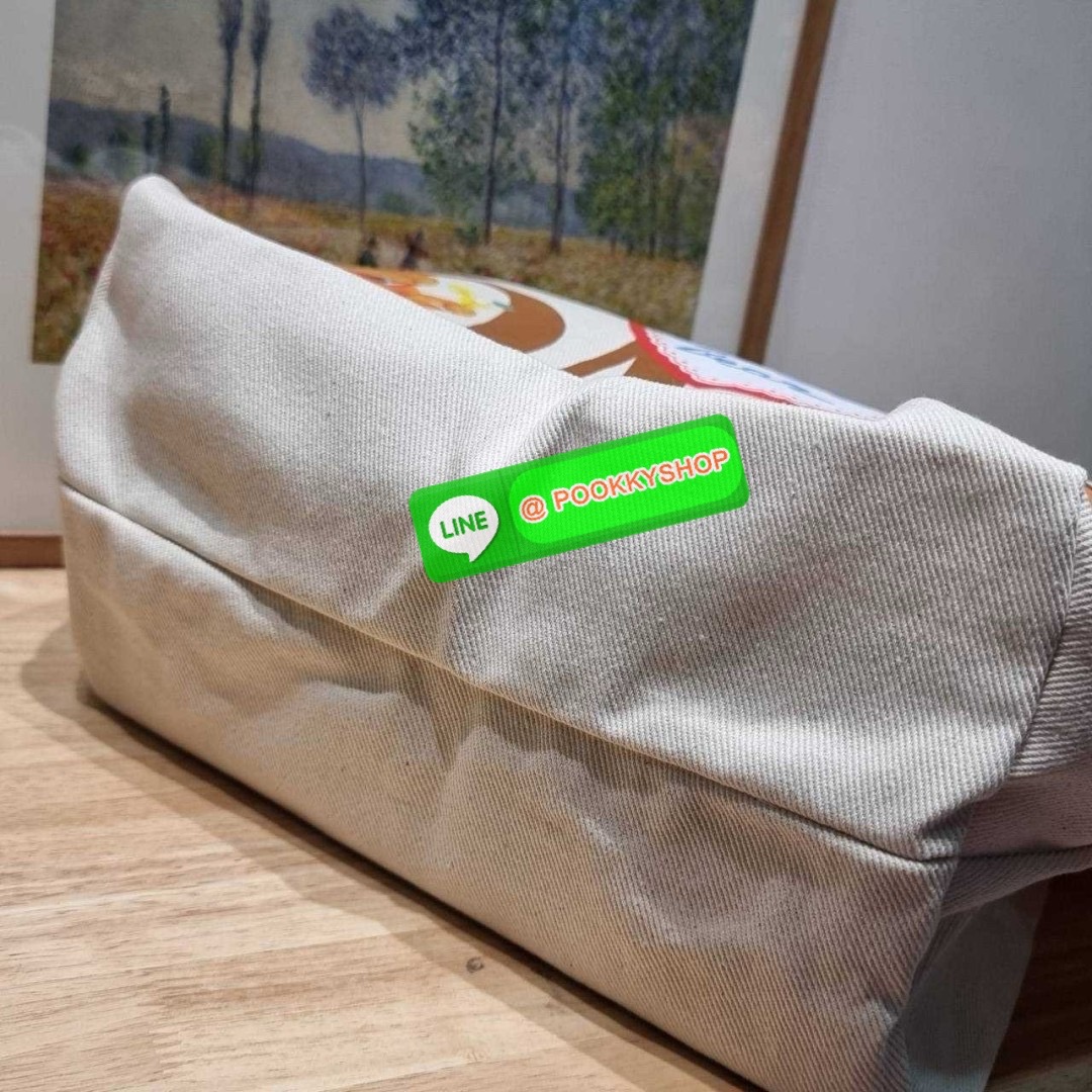 Gentlewoman x Butterbear tote bag 🔆 Details น่ารักเกินต้าน เป็นกระเป๋าที่เห็นแล้วใจฟูสุดๆ กระเป๋าโท้ทลายหมีเนยที่ตอนนี้กลายเป็นแรร์ไอเท็ม หายากสุดๆ รูปทรงคลาสสิค ภายในโล่งกว้างใส่ของได้เยอะมาก จะใช้เป็น everyday bag ก็ได้ พกไปต่างจังหวัดก็เหมาะ หร