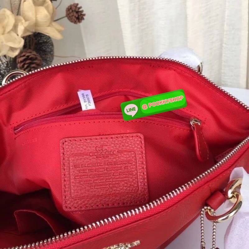 Coach F36675 Pebble Leather Satchel สีแดงหรูหรา | หนังแท้ | ทรงซิปบน | ใบใหญ่จุใจ❤️ สะดุดตาทุกมุมมองกับ Coach F36675 ใบใหญ่ทรงซิปบนที่ใช้งานได้ทุกวัน หนังแท้สัมผัสนุ่ม สีแดงหรูโดดเด่น ตัดกับฮาร์ดแวร์ทองอย่างลงตัว ใส่ของได้จุใจ ทั้งกระเป๋าสตางค์ มือ
