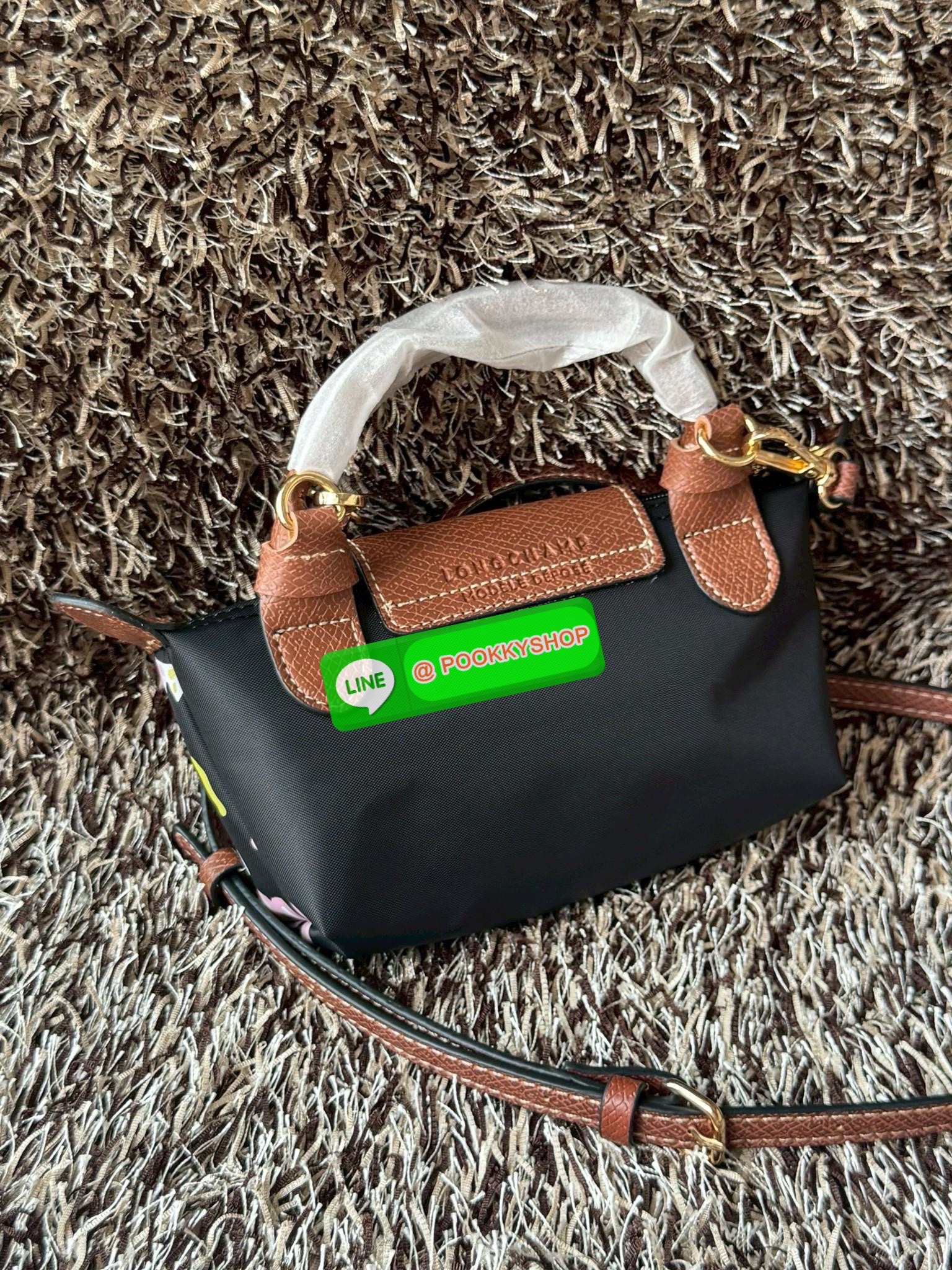 LONGCHAMP LE PLIAGE ORIGINAL X Labubu Pouch with handle เป็นการร่วมงานกัระหว่างแบรนด์ และยังกระเป๋าถือขนาดมินิทรงpouch ที่ด้านหน้ามีลวดลายน้องลาบูบู้ในแบบต่างๆ เปิดปิดระบบสองชั้น ได้ว่าของด้านในมีความปลอดภัย เหมาะอย่างยิ่งสำหรับสาวๆที่ชอบกระเป๋าขนาดมินิไซ