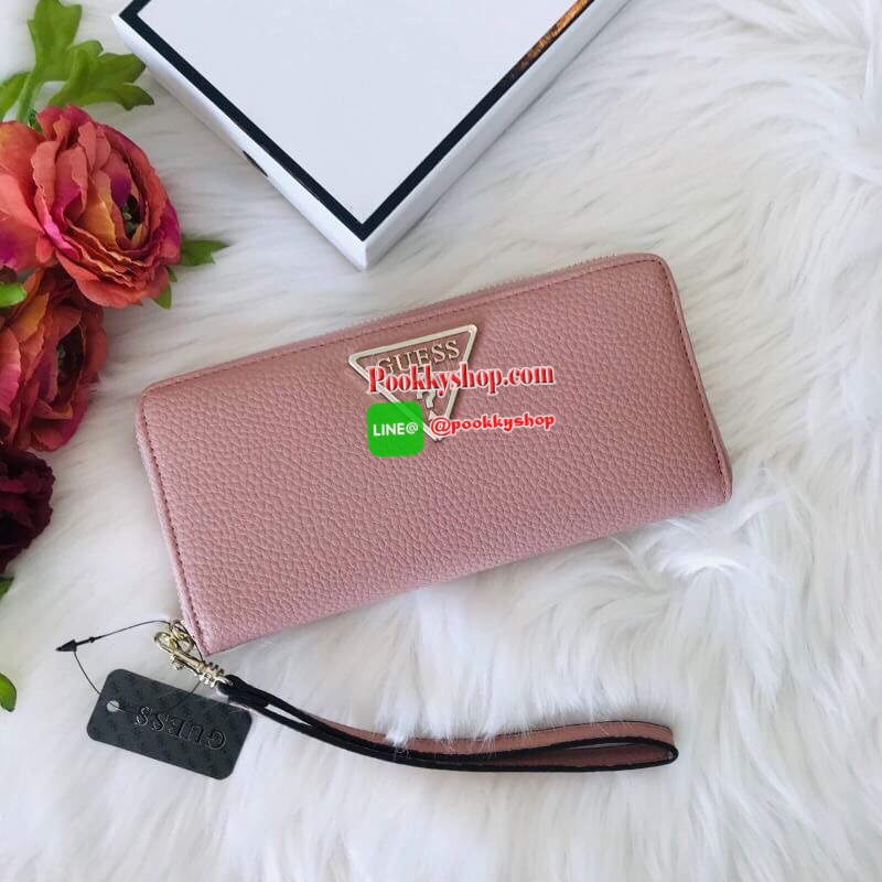 GUESS WOMEN'S LONG WALLET กระเป๋าสตางค์ใบยาวซิปรอบ วัสดุ PU คุณภาพดี นิ่ม น้ำหนักเบา ด้านหน้าประดับด้วยโลโก้แบรนด์สุดหรู ด้านในมีช่องเสียบการ์ด/บัตร/ธนบัตรและช่องซิปสำหรับใส่เหรียญ ด้านหลังมี1ช่องซิปใช้งาน มาพร้อมสายคล้องมือถือเป็นทรงคลัชท์ก็ได้ ราคา