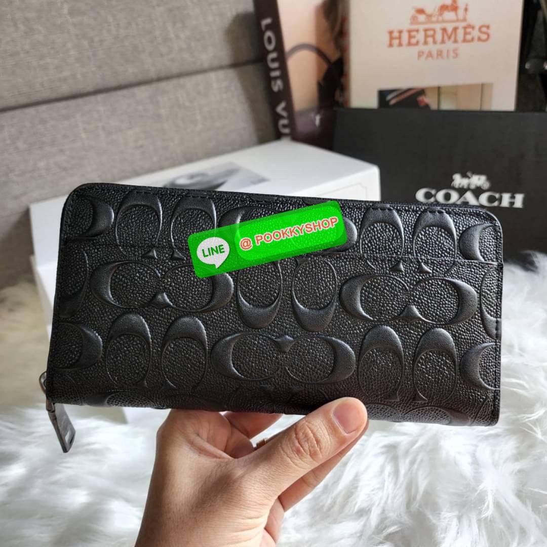 COACH ACCORDION WALLET IN SIGNATURE LEATHER (COACH F58113 ) กระเป๋าสตางค์ลาย C นูน แบบซิปรอบ เหมาะสำหรับคนที่ชอบกระเป๋าสตางค์แบบใบยาว วัสดุหนังแท้ เปิดปิดด้วยซิปรอบ ใส่บัตรเครดิตได้ 12 ใบมีช่องซิปตรงกลางใส่เหรียญ สามารถใส่โทรศัพท์มือถือได้
