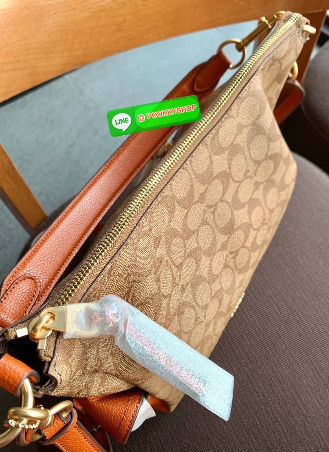 COACH PENNIE SHOULDER BAG ((C1523)) พร้อมส่ง! ✔️กระเป๋าหิ้ว//คล้องไหล่//สะพายข้างได้ สุดคุ้ม! ✔️ใบใหญ่ ทรงสวยใส่ของได้จุมาก หนังแท้ หนังนิ่ม สัมผัสแล้วหลงรักแน่นอนค่ะ ✔️ปากกระเป๋ากว้าง ล้วงหยิบของสะดวกมากๆ ภายในกระเป๋าโล่งกว้าง สัมภาร