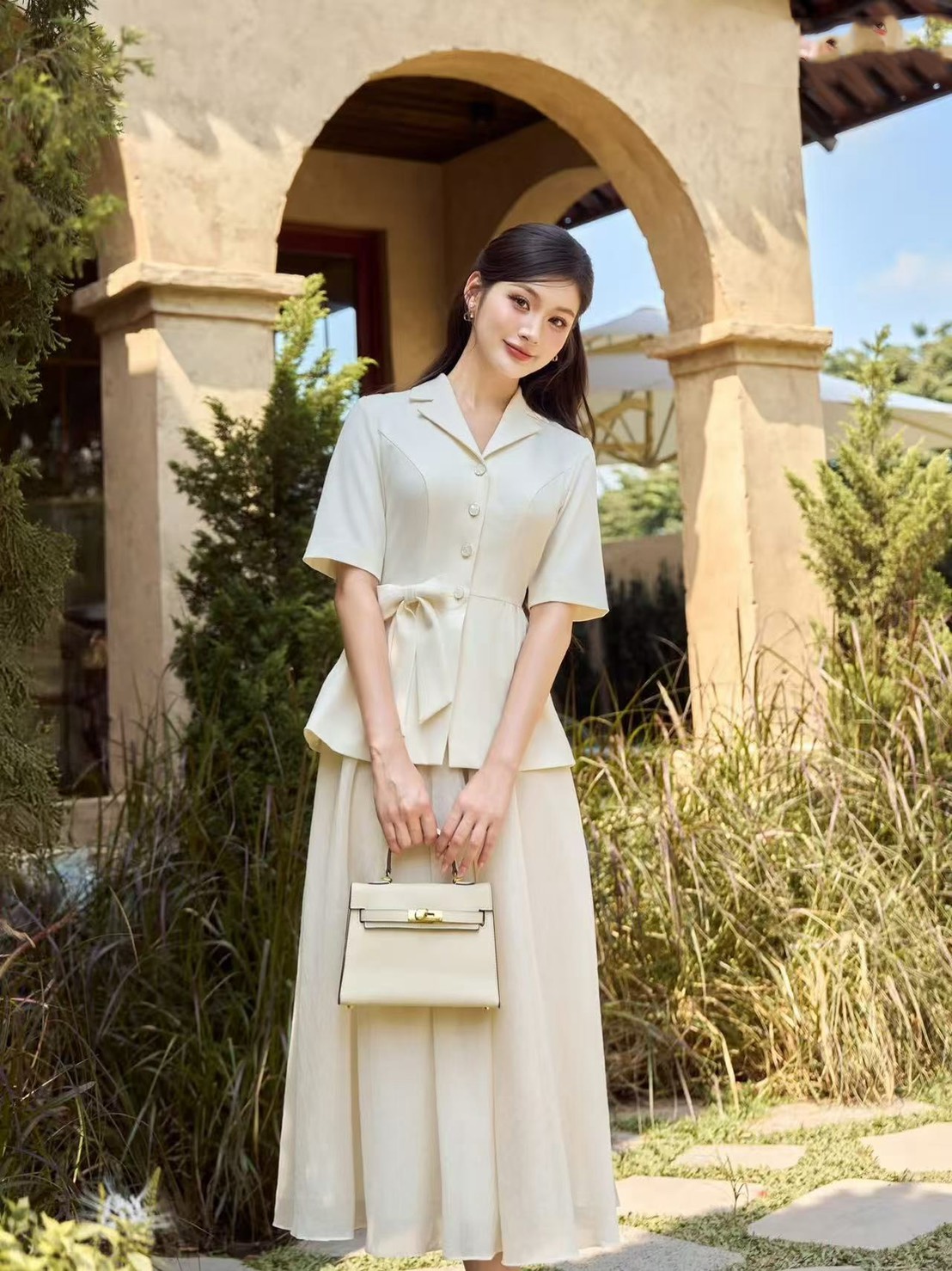 ชุดเซทแฟชั่น Set.3 ชิ้นเสื้อ+ กระโปรง+เข็มกลัด เสื้อแขนสั้นคอปกสีครีม แต่งชายปลายออก