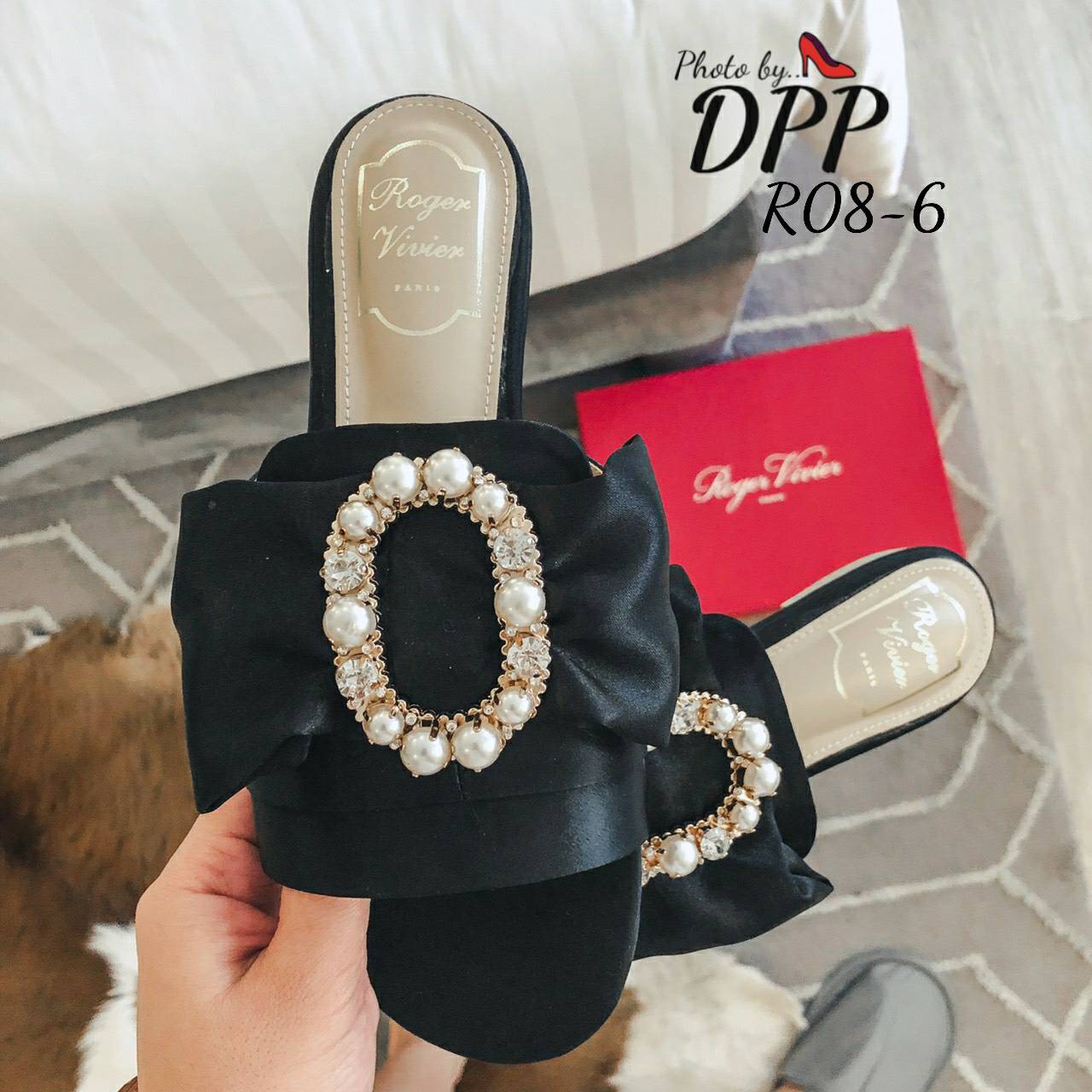 R08-6 พร้อมส่ง Roger vivier sandal 2019 งานใหม่ล่าสุดชนshop ไปเลยจ้า สวยตาแตก ทั้งเพชรทั้งมุข มาเต็มขนาดนี้ รีบจัดเลยน๊า งานผ้าซิน ส้นแบน ทรงสวม สวยม๊ากกกกกก