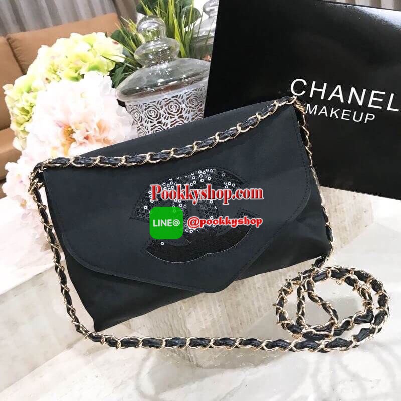 ห้ามพลาดรุ่นใหม่ล่าสุด! Chanel Envelope Cosmetic Bag With Chain VIP Gift With Purchase (GWP) พรีเมี่ยมเเท้จาก Chanel Cosmetic Counter ดีไซน์รูปซองจดหมายวัสดุ Nylon&Polyester 100% อยู่ทรงสวยด้านหน้าประดับโลโก้แบรนด์วิ้งๆสวยหรูดูดี เปิดปิดด้วยฝาปิดพร้อมซิปแ