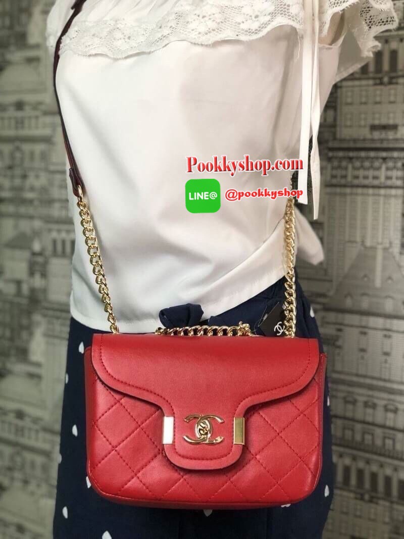 Chanel อเนกประสงค์ รุ่น Limited edition วัสดุหนังแกะเรียบขนาดเล็กกะทัดรัดน้ำหนักเบามีช่องใส่ของจุกจิกเปิดปิดด้วยฝาปิดกระดุม และซิป มีช่องใส่บัตร ช่องซิป ใส่กระเป๋าสตางค์ใบกลางได้ค่ะตัวจริงสวยมากๆถูกใจรีบจองนะคะใส่มือถือได้ทุกรุ่นสายสะพายยาวคู่สะพายได้สองแ