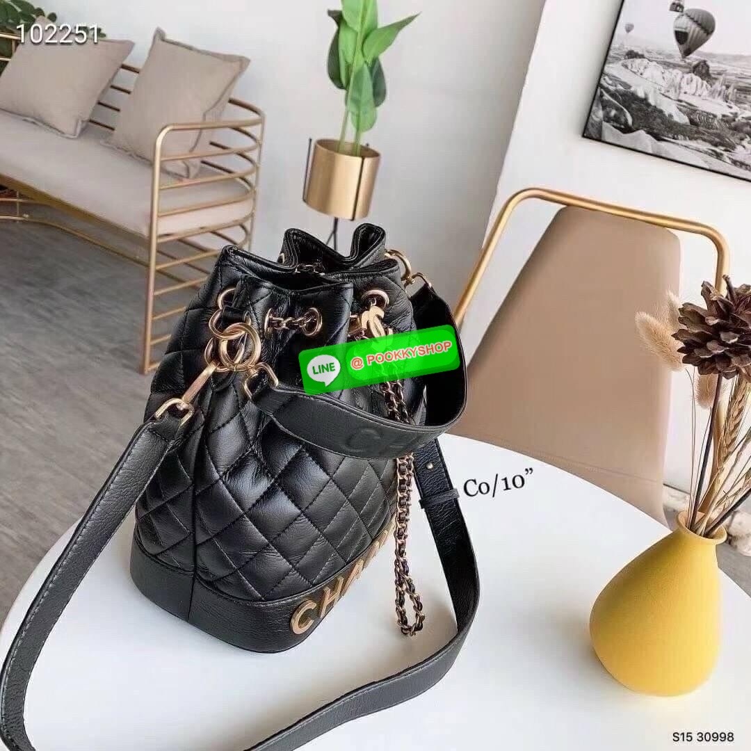 CHANEL Bucket Bag กระเป๋าสะพายทรงบัคเก็ตรุ่นลิมิเต็ด มี 2 แบบให้เลือก หนังเย็บลายตารางและลายริ้ว ตกแต่งโลโก้แบรนด์สวยหรูโดดเด่น ภายในโล่งกว้าง จุของได้เยอะ มาพร้อมสายคล้องไหล่ และสายสะพาย crossbody คุ้มค่ามากๆ ใบนี้งานจริงคือสวย สะพายไปคาเฟ่ชิคๆ ถ่ายรูปสว