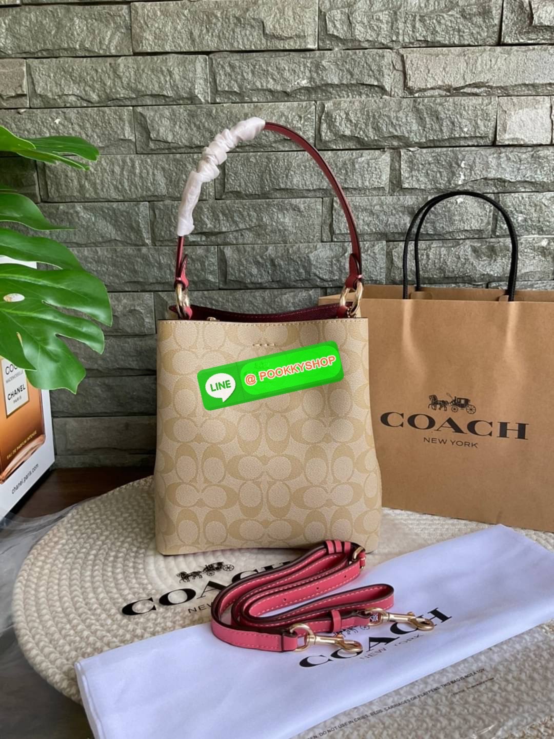 COACH SMALL TOWN BUCKET BAG IN SIGNATURE CANVAS รุ่น 2312 Collection บักเก็ตคลาสสิค รุ่นยอดนิยม กำลังมาแรงมากๆ กระเป๋าสะพายไหล่ และ Cross Body วัสดุหนังแคนวาสอย่างดี มาพร้อมสายสะพายสะพายไหล่ถอดออกไม่ได้ / สายสะพายยาว สายถอดออกได้ มี 3 ช่องใช้งาน