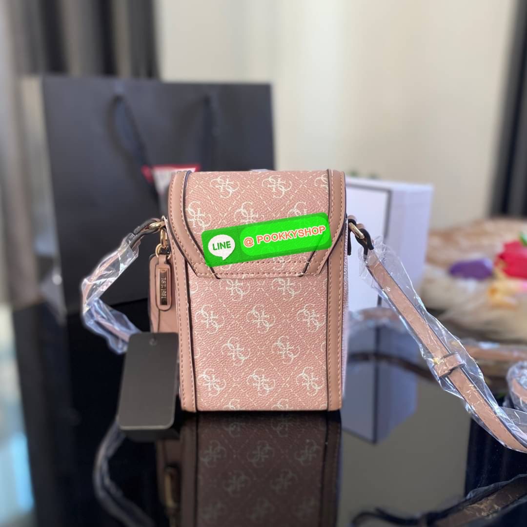 Guess กระเป๋าใส่โทรศัพท์ สวยมากกกก ทรงดีสุดๆ เป็นทรงกล่องทรงสวยที่ตามหากันม๊าก มาก มาพร้อมกล่องครบเซ็ต ด้านหน้าแต่งโลโก้แบรนด์ เปิด-ปิดด้วยกระดุมแม่เหล็ก มีสายยาวเป็นสายหนังปรับระดับได้มากถึง 7ระดับ