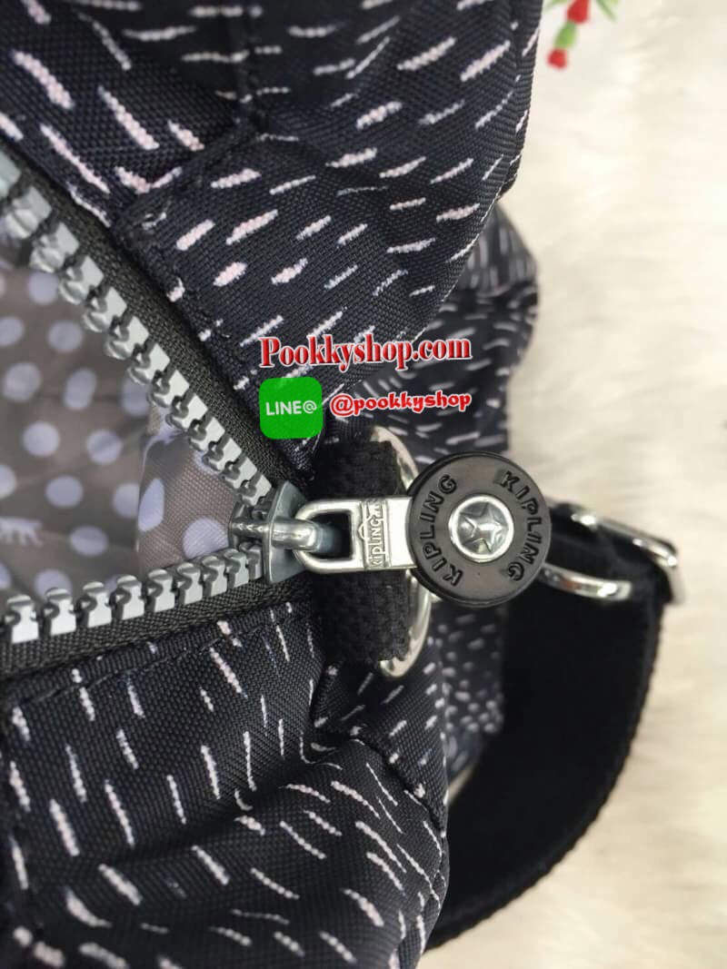 Kipling กระเป๋าสะพาย รุ่น Elysia กระเป๋าสะพาย KIPLING มาพร้อมดีไซน์ทันสมัย และสามารถใช้งานได้อย่างดี เข้ากับทุกการแต่งตัว โดดเด่นด้วยพื้นที่ภายในและช่องต่างๆ ที่ให้คุณจัดเก็บของสำคัญได้ครบถ้วน สามารถสะพายได้หลายแบบ ตามที่คุณต้องการ - สายสะพายสามารถปรับและ