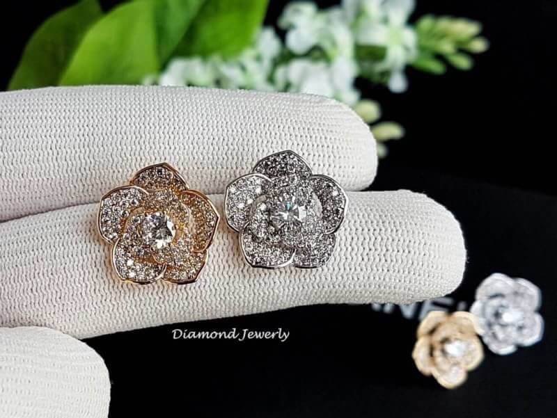 New arrival. !! ต่างหูดอกไม้ งานเพชร CZ แท้ งานสวยมาก รุ่นนี้สวยฟรุ้งฟริ้งมากๆนะคะ ใช้เพชรเยอะ ดีไซส์สวยเก๋ค่ะ งานแนวจิวเวอรี่ จัดกันเลยค่ะ มาน้อยสวยเยอะน้าา เพชรละเอียดวิ้งมากกกกกๆๆๆๆ ค่ะ