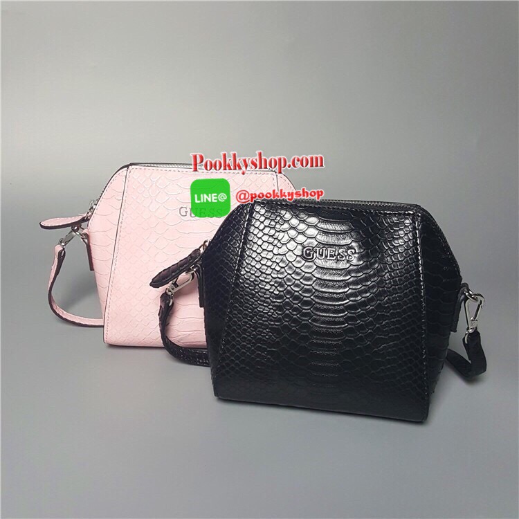 กระเป๋าสะพายข้าง หนังจระเข้ ขนาดกระทัดรัด ยี่ห้อ Guess มาพร้อมกับสายหนัง และพื้นที่เก็บของอย่างจุใจ ด้วยดีไซน์เรียบหรูทำให้เข้ากับชุดได้หลากหลายสไตล์ กระเป๋าสะพาย GUESS ผลิตจาก PU แบบนิ่ม เปิด-ปิดด้วยซิป เพิ่มความหรู โดดเด่นด้วย ตกแต่งดีเทลโลหะสีทอง โลโก้