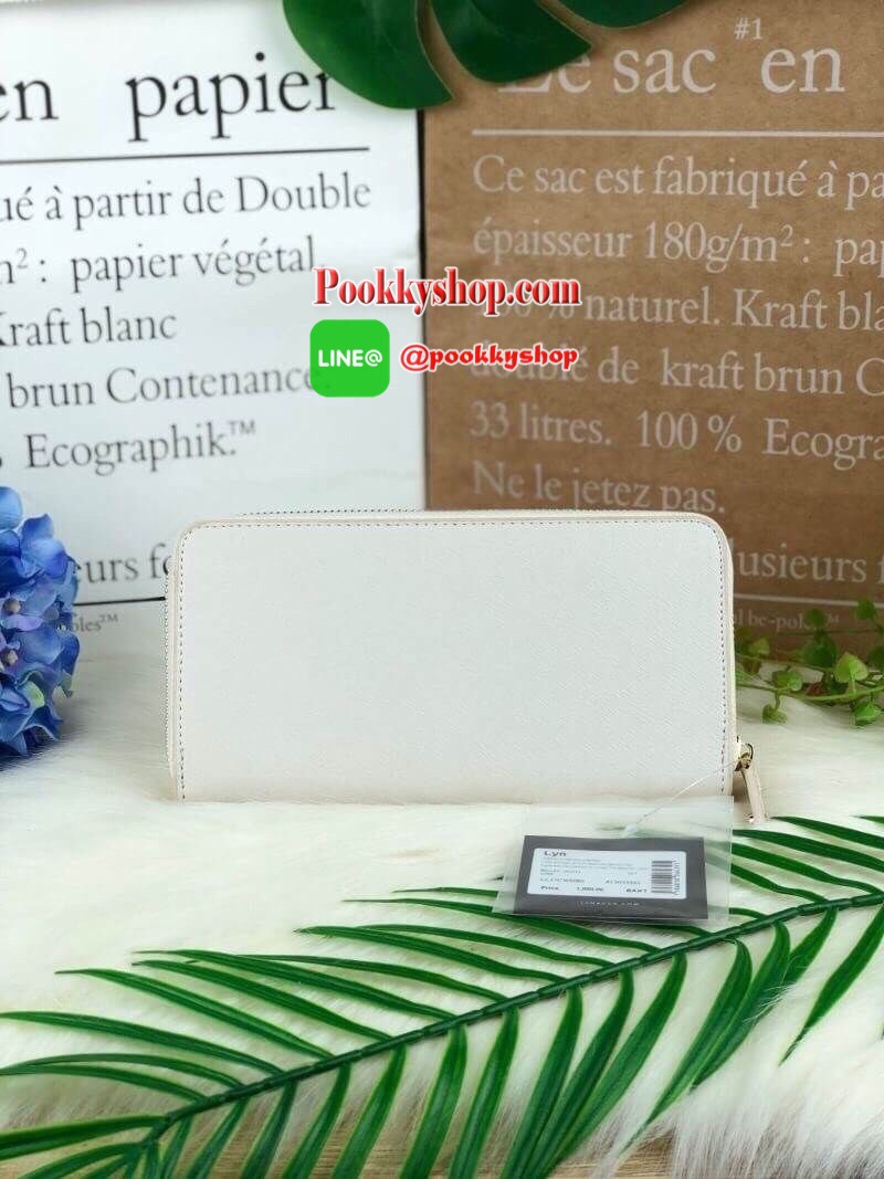 LYN LONG WALLET กระเป๋าใบยาวซิปรอบ ด้านหน้าปั๊มโลโก้แบรนด์ มีช่องซิปซ่อนด้านหน้าสามารถใส่เหรียญได้ เปิดปิดด้วยซิปรอบ ด้านในมีช่องใส่ธนบัตรตามยาว 2 ช่อง ช่องซิปใส่เหรียญและช่องการ์ด ทรงสวย รุ่นนี้สวยเก๋มากๆ สาวต้องมีซักใบค่า *มีถุงผ้า, ป้ายแทคราคา*