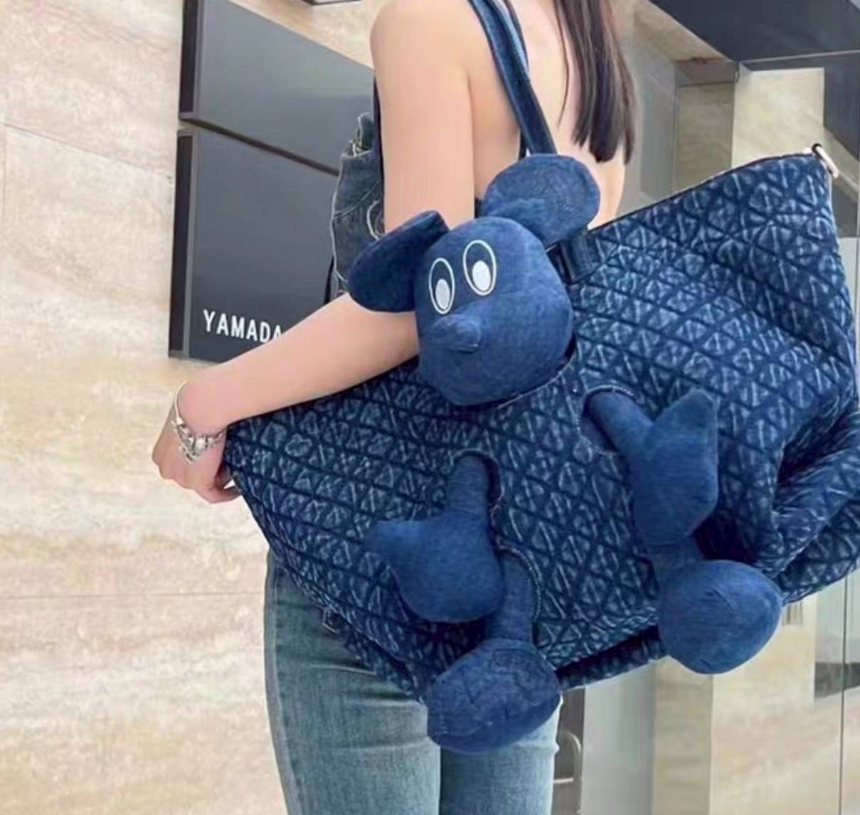 กระเป๋าผ้าเดนิมฟอก มิกกี้เม้าส์ ดิสนีย์ น้องน่ารัก คิ้วส์มาก ใบใหญ่ใส่ของได้จุใจ ด้านบนเป็นซิปรูดได้กว้าง ภายในมีช่องซิปจัดระเบียบ พร้อมช่องซิปด้านหลัง งานดีมาก สวยจัดเลยค่า