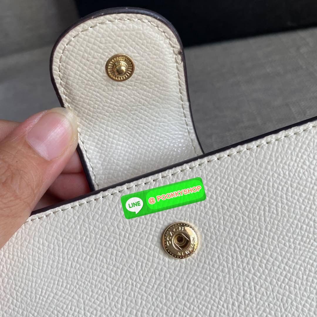 COACH 6390 MEDIUM CORNER ZIP WALLET กระเป๋าสตางค์ใบกลาง สีพื้นเรียบหรู วัสดุcrossgrain ภายในมีช่องใส่บัตรและธนบัตรได้ทุกชนิด มีช่องซิปใส่เหรียญ ขนาดกะทัดรัดพกพาง่าย คนชอบจัดระเบียบกระเป๋าสตางค์แนะนำเลยจ้า