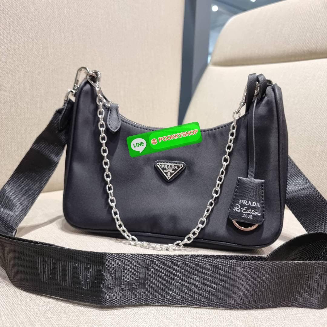 PRADA RE-EDITION 2005 RE-NYLON SHOULDER BAG ไอเท็มสุดปัง ที่ฮิตตลอดกาลไม่ว่าจะปีไหนๆ จัดให้ครบทั้งสีขายดีและสีใหม่ล่าสุด ที่สายคุณหนูห้ามพลาด!! กับกระเป๋าสะพายทรงคลาสสิค เหมาะเป็น everyday bag มากๆ วัสดุผ้าไนล่อนคุณภาพ พร้อมใบลูก ไว้ใส่เหรียญ ใส่กุญแจได้ส
