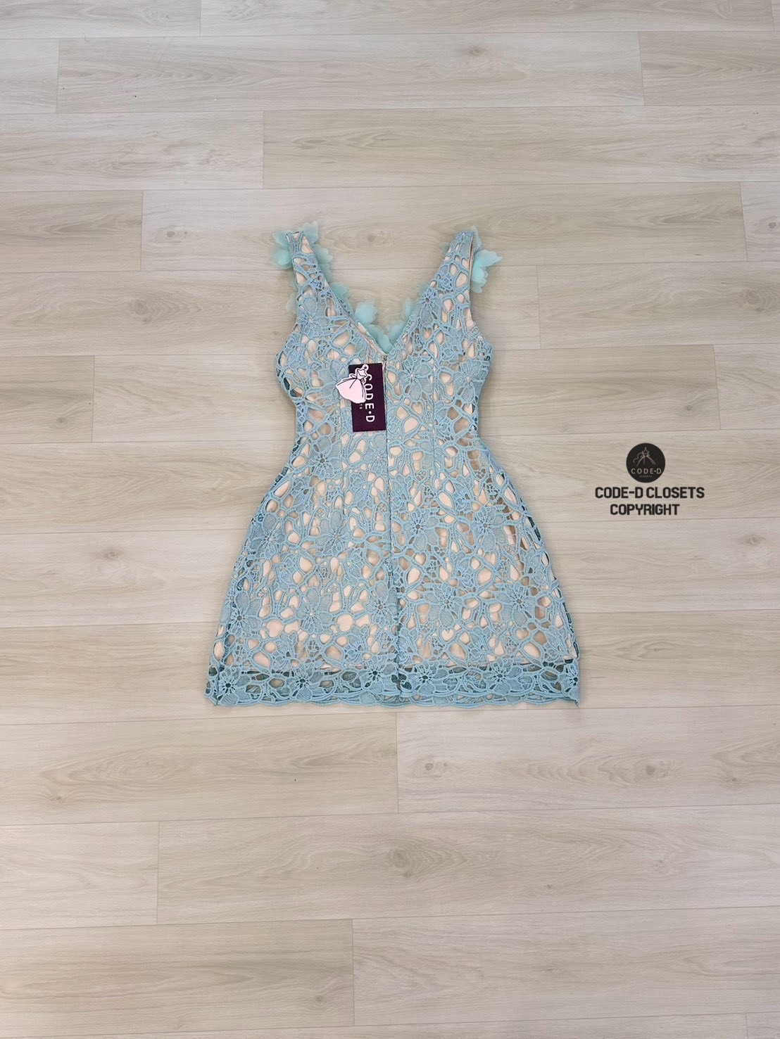 เดรสแฟชั่น มินิเดรสสีเขียวมินต์ ดีเทลผ้าลูกไม้ทั้งชุด มีซัปในสีครีมมาอย่างดี