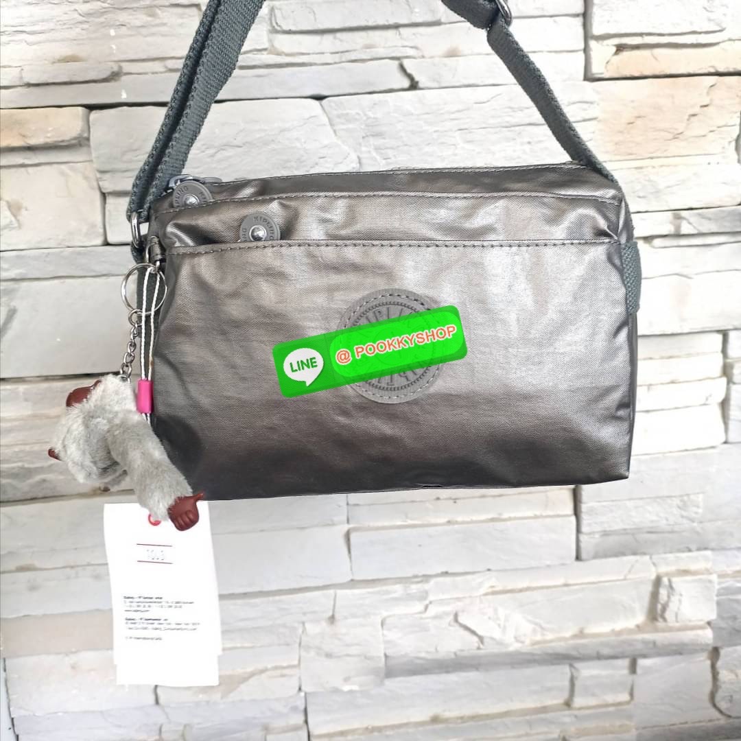 KIPLING Mini Crossbodybag กระเป๋าสะพายข้างขนาดกะทัดรัด ผลิตจากวัสดุ Nylon + ซับใน Polyester100% มีช่องใช้งานแยกย่อยมากถึง 4 ช่อง -ด้านหน้ามีช่องซิป 2 ช่อง -ช่องหลักโล่ง กว้าง จุของใช้ได้เยอะ -ด้านหลังมีช่องซิปอีก 1 ช่อง มาพร้อมพวงกุญเเจลิง สายสะพายยาวสมาร