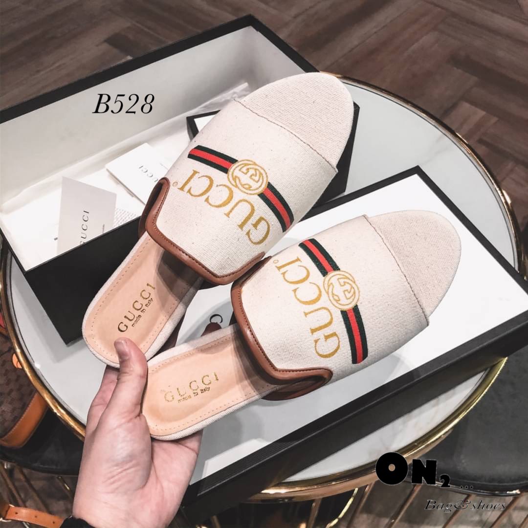 งานกุชชี่ style ผ้าแควาสสกรีน คาดเขียวแดงตามแบบออริจินอล ขายดีตลอดไม่มีเอ้าท์ เพราะงานใส่ง่ายสบาย สีพื้นเข้ากับทุกชุดคะ พร้อมส่ง2สี ตามแบบจ้า