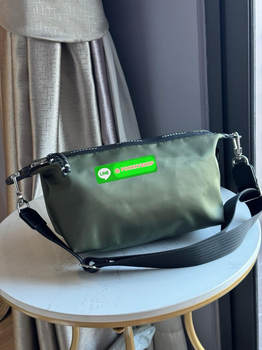 Longchamp LE PLIAGE ENERGY M YOGA BAG คอลเลกชั่นสุดเก๋ของ Longchamp ที่ซึ่งเป็นอีกหนึ่งแฟชั่นมาบรรจบกับกีฬา ออกแบบด้วยรูปแบบการเคลื่อนไหว ประสิทธิภาพ และความทนทานที่หลากหลาย ผลิตด้วยผ้าโพลีเอไมด์รีไซเคิลที่ผ่านการรับรอง ECONYL หัวซิปกันน้ำ มีให้เลือกหลายส