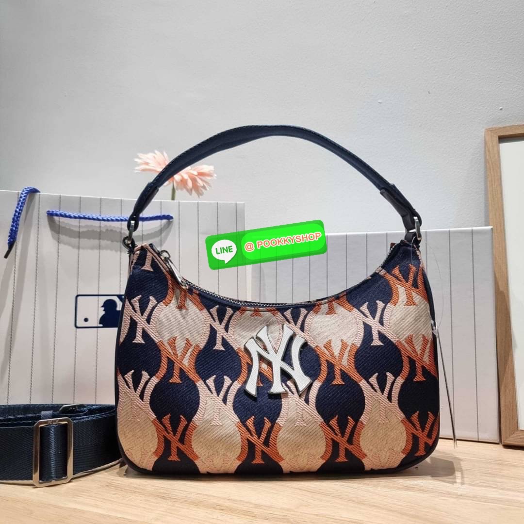 MLB MONOGRAM HOBO BAG สวยไม่ซ้ำ ใหม่ก่อนใคร กับแบรนด์จากเกาหลีเกาใจ น้องใหม่มาแรง!! กับกระเป๋าทรงพอช ที่ใช้งานได้ง่ายมากๆ ขนาดกำลังดี ดีไซน์ลวดลายโมโนแกรมเอกลักษณ์ ลงบนผ้า jacquard ได้อย่างลงตัวและสวยงาม มาพร้อมสายคล้องในตัว และสายครอสแบบสปอร์ต ทนทาน จึงส