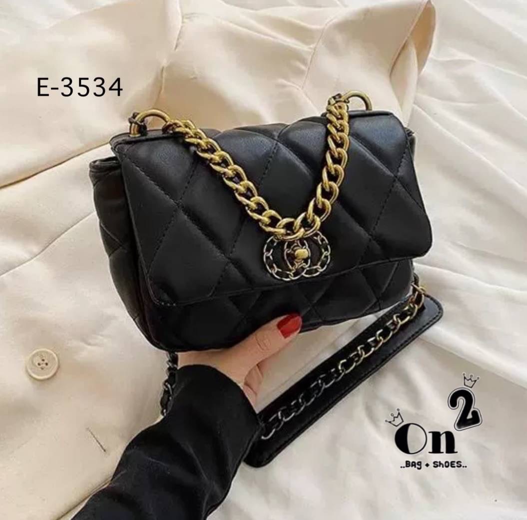 กระเป๋าสะพายไหล่ทรงชาแนล หนังpu งานนิ่ม ทรงสวย สะพายไหล่ หรือสะพายข้างก็เก๋ อะไหล่สีทอง สายโซ่ร้อยหนัง มีหนังรองบ่า สะพายแล้วไม่เจ็บบ่าจ้า