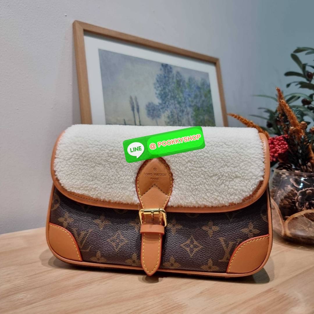 LV DIANE BAG ใหม่กับรุ่นที่ทำมาจำนวนจำกัด ดีไซน์ต้อนรับอากาศเย็นๆช่วงส่งท้ายปี กับกระเป๋าสะพายทรงสวย ดีไซน์คลาสสิคซ่อนความหรู ด้วยการตกแต่งขนฟูนุ่ม วัสดุหนังแคนวาสตัดสลับหนังแท้ เปิด-ปิดกระเป๋าด้วยกระดุมแม่เหล็ก ภายในเป็นช่องโล่ง ใส่ของสำคัญได้ครบ สายสะพา