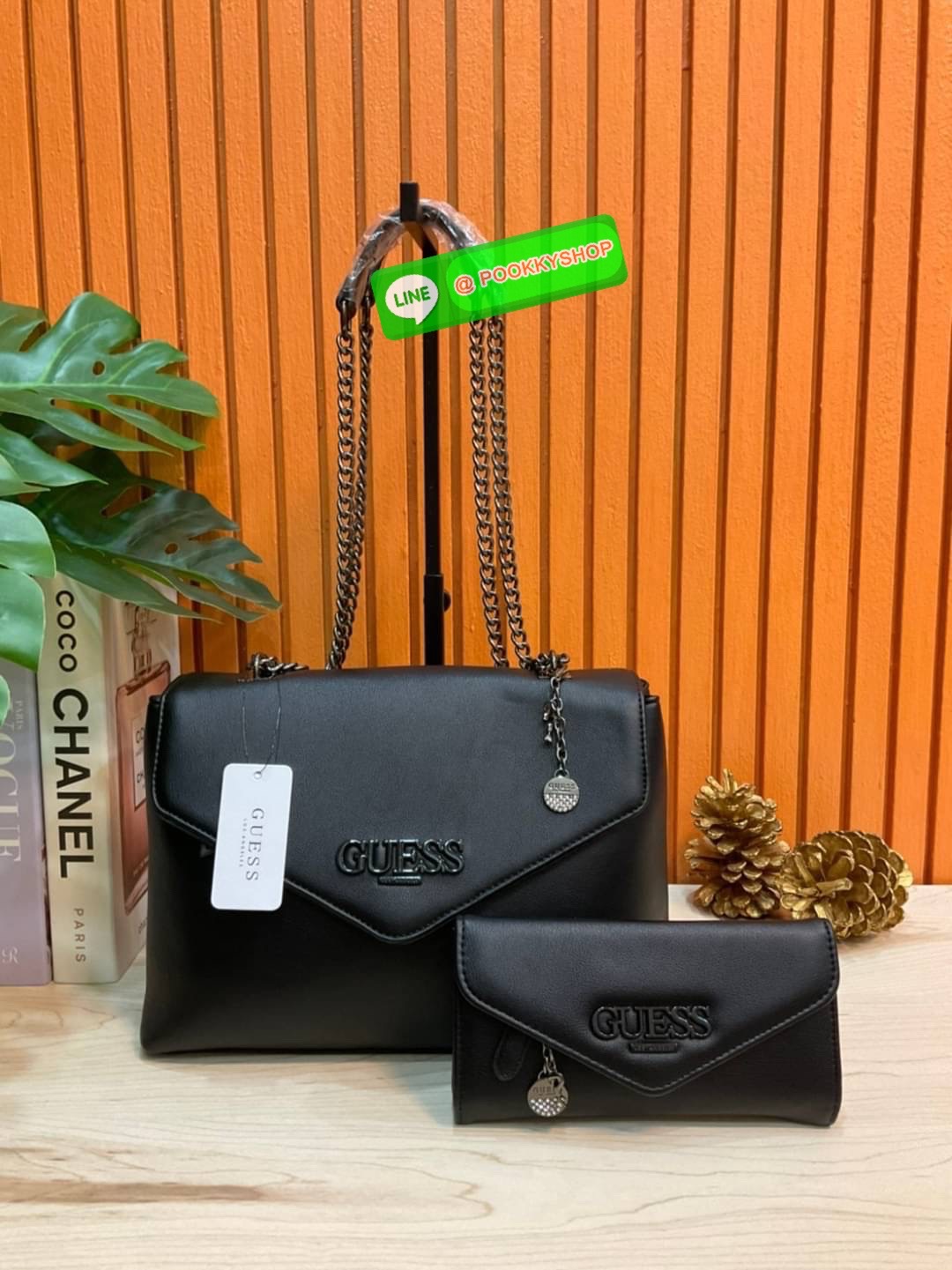 🚚 พร้อมส่ง 🚚 Guess Women’s Crossbody Bag Set สุดคุ้ม!!!! เซตสวยหรูดูแพง สวยจริงจริง ช้าหมด ราคานี้หาที่ไหนได้!! กระเป๋าสะพาย+กระเป๋าสตางค์ใบยาว มาพร้อมพวงกุญแจถอดออกได้ ด้านหน้าประดับโลโก้แบรนด์สวยโดดเด่น กระเป๋าสะพายไหล่ และสะพายข้าง cros