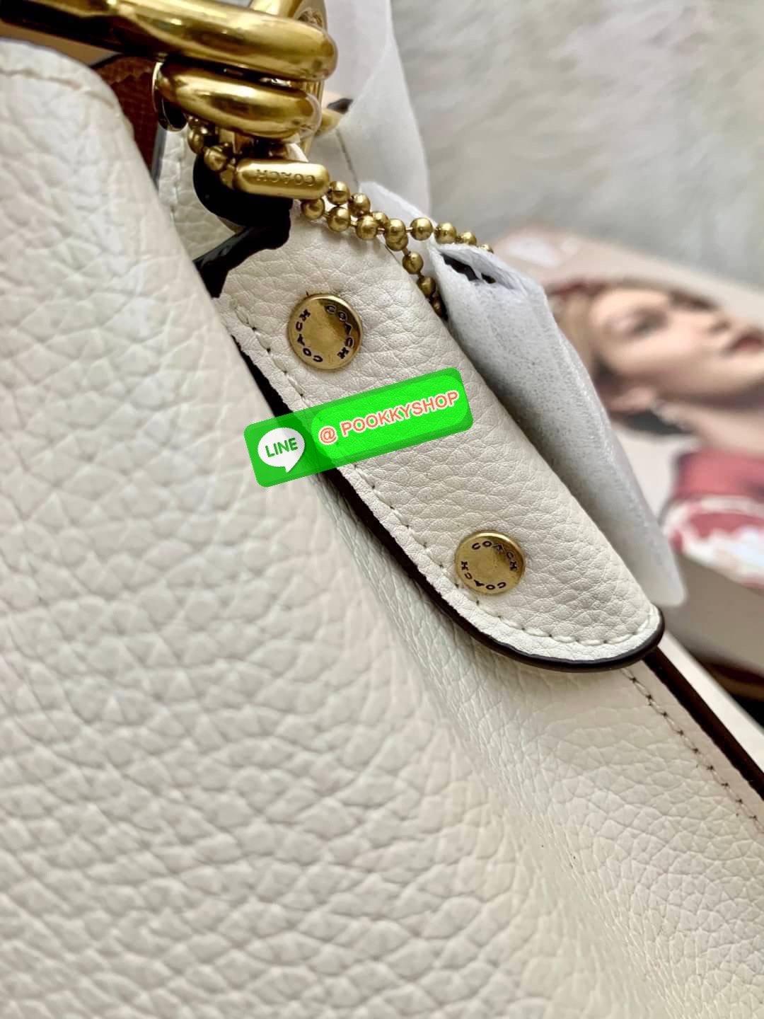 COACH WILLOW SHOULDER BAG ((C2745//C2590//C2621)) พร้อมส่ง ไม่ให้หลงรักยังไงไหว 🔺กระเป๋าหิ้ว//คล้องไหล่//สะพายข้าง สุดคุ้ม! หนังแท้ชั้นดีที่สุด ได้ไปหลงรักแน่นอนค่ะ หนังสวยมากๆ 🔺ตัวกระเป๋าแบ่งเป็นสองช่องหลัก ด้านนึงเป็นแบบหมุนล็อค//อีกด้าน