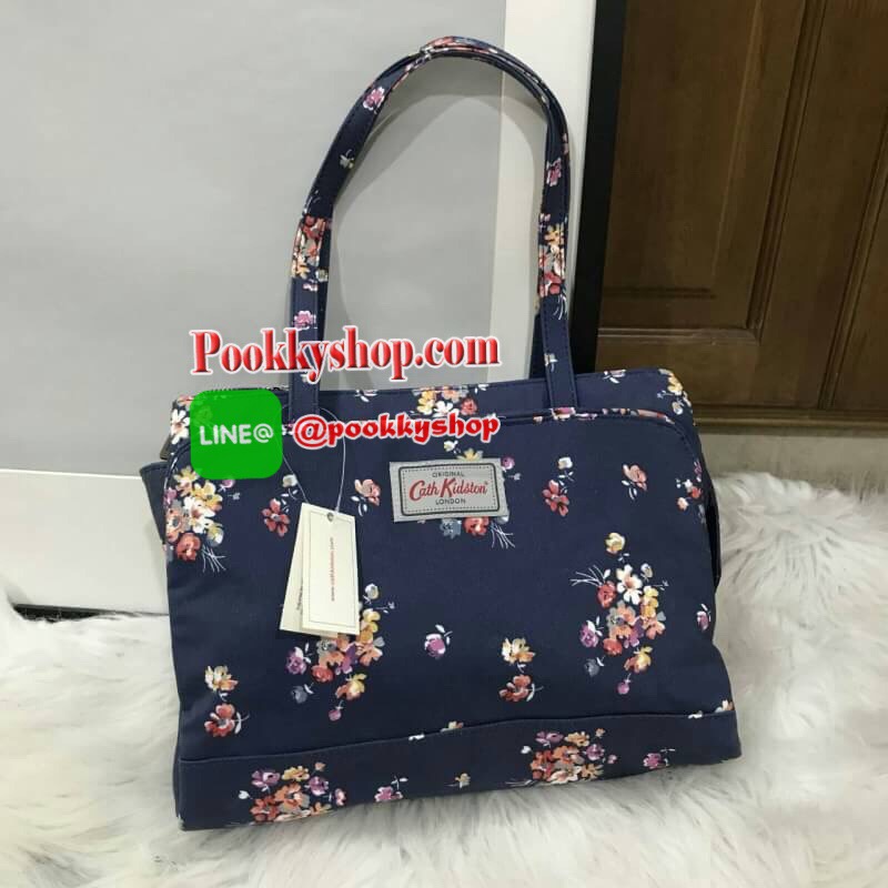 Cath kidston multi pocket tote bag มองหากระเป๋าสะพายไหล่อยู่ไหมคะ ใบนี้ตอบโจทย์เลยค่ะ ขนาดกำลังดี สะพายไหล่ได้พอดีไม่รั้งแขน แถมมีหลายช่อง มีซิปมิดชิด นับว่าเป็นใบที่สะดวกในการใช้งานมากๆค่ะ ช่องหลักบุผ้าลายเดียวกับด้านนอกอย่างดีค่ะ สามารถใส่ไอแพด และสมุดโ