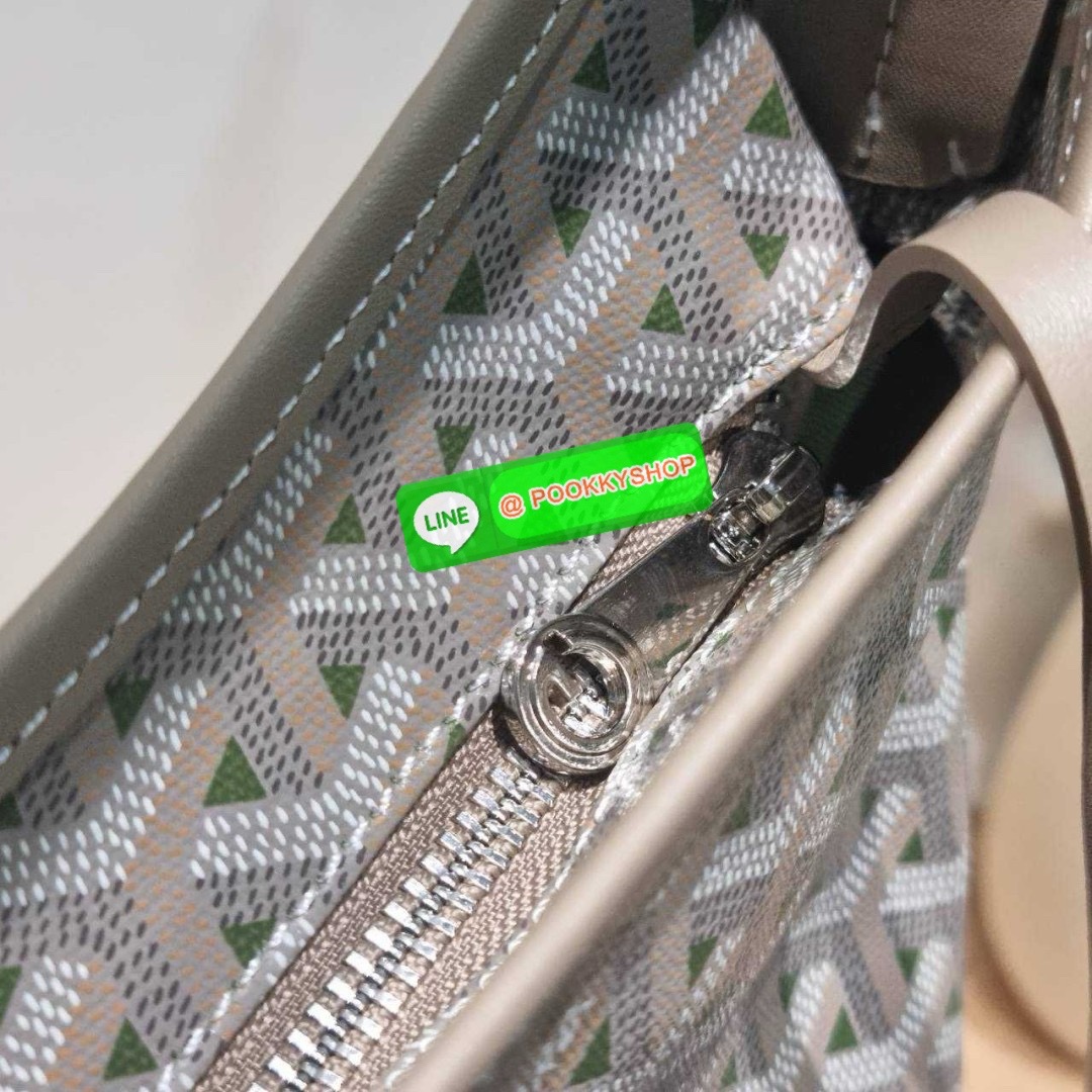 🔆 Model GOYARD BOHEME HOBO BAG 🔆 Details ไอเท็มที่ฮอต เด็ด! และมาแรง เข้าวงการแล้วออกไม่ได้จริงๆ! กับกระเป๋าโฮโบใบใหญ่ พร้อมใบลูก มาในสีลิมิเต็ดรุ่นที่ตามหา สวยเด่นเป็นเอกลักษณ์ด้วยลวดลายตัว Y เต็มผืน สายคล้องสะพายในตัว สะดวกใช้ หมดกังวลเร