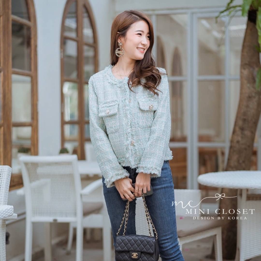 ดูดี สไตล์เกาหลีสุด ห้ามพลาดเลยนะคะ น่ารักมาก สตรีทได้ คุณนายด้วย เสื้อคลุมผ้าทวีตผ้าดีงานตัดเย็บเริ่ด ดีไซน์กระเป๋าซ้ายขวา ซับในทั้งตัว กระดุมทอง #ต้องมีค่ะ