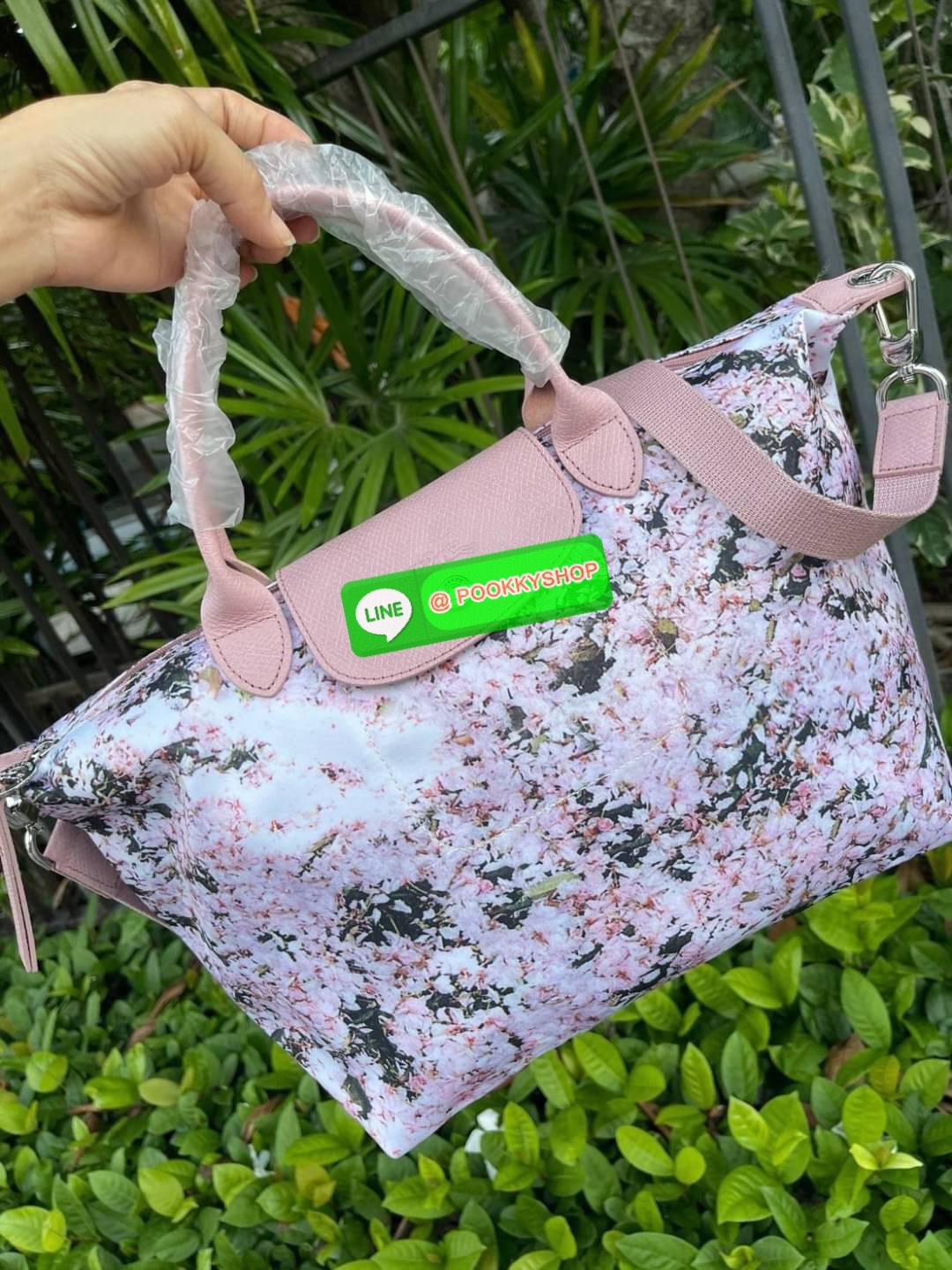 Longchamp LE PLIAGE PRINTEMPS/ÉTÉ 2021 TOP HANDLE BAG พบกับคอลเลคชั่นใหม่ล่าสุด ต้อนรับฤดูใบไม้ผลิ มีดีไซน์ที่เรียบหรูและคลาสสิก แฝงด้วยลูกเล่นแบบเฟมินีน แถมยังมีน้ำหนักเบาอย่างไม่น่าเชื่อ มาพร้อมกับหูจับกระเป๋าคู่และฝาปิดแบบกระดุม กระเป๋าถือใบนี้สามารถใช