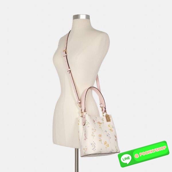 COACH C3598 SMALL TOWN BUCKET WITH SPACED WILDFLOWER PRINT มีความน่ารักละมุนมาก กระเป๋าทรงบัคเก็ต ดีไซน์ดอกไม้คละรอบใบ วัสดุหนังแท้ปากกระเป๋าเปิด-ปิดด้วยกระดุมแม่เหล็ก 2 มีหูจับในตัวและสายสะพายข้าง ภายในโล่งกว้าง มีช่องซิปแยกสัดส่วนตรงกลาง สายสะพายปรับระด