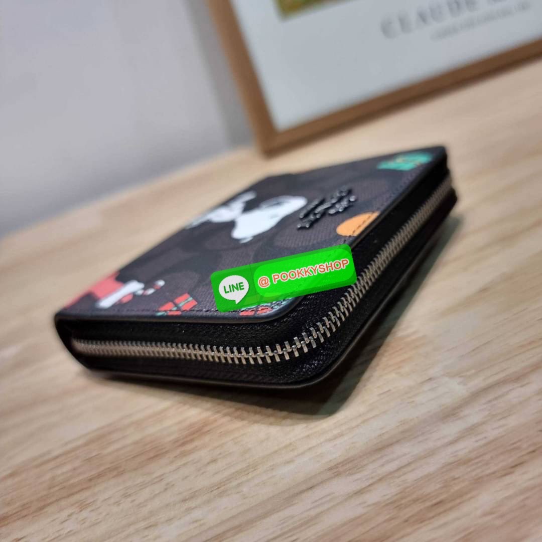 COACH CE708 COACH × PEANUTS SMALL ZIP AROUND WALLET IN SIGNATURE CANVAS WITH SNOOPY PRESENTS PRINT น้องใหม่เกินเบอร์กว่าเดิม กับกระเป๋าสตางค์ใบสั้น คอลใหม่จากเหล่าการ์ตูนสุดรัก ขนาดพกพาสะดวก ฟังก์ชั่นการใช้งานหลากหลาย ไม่ว่าจะช่องใส่บัตร ช่องใส่ธนบัตรที่ส