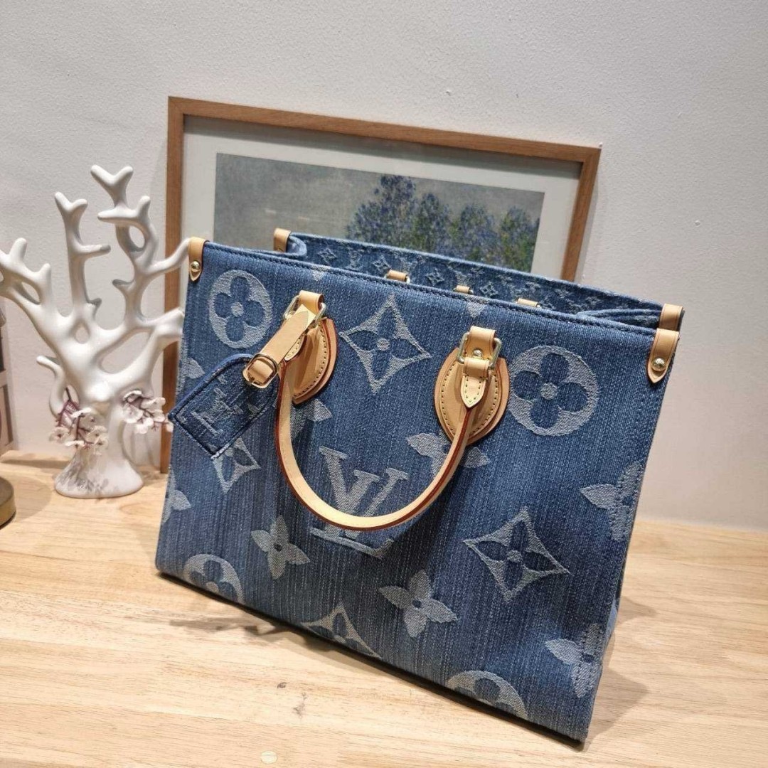 LV on the go mm monogram denim tote bag 🔆 Details ดีไซน์ใหม่รับซัทเมอร์! ห้ามพลาด! กับกระเป๋าทรงโท้ทสไตล์เดนิม ที่ใครเห็นต้องเป็นคลั่งรัก ผู้ดี หรูหราได้ทุกลุค ทุกสไตล์ มาพร้อมหูจับในตัวที่มีดีเทลหมุดตลอดเส้น หรือจะเกี่ยวสายครอสสะพายก็อัพลุคได้เลย