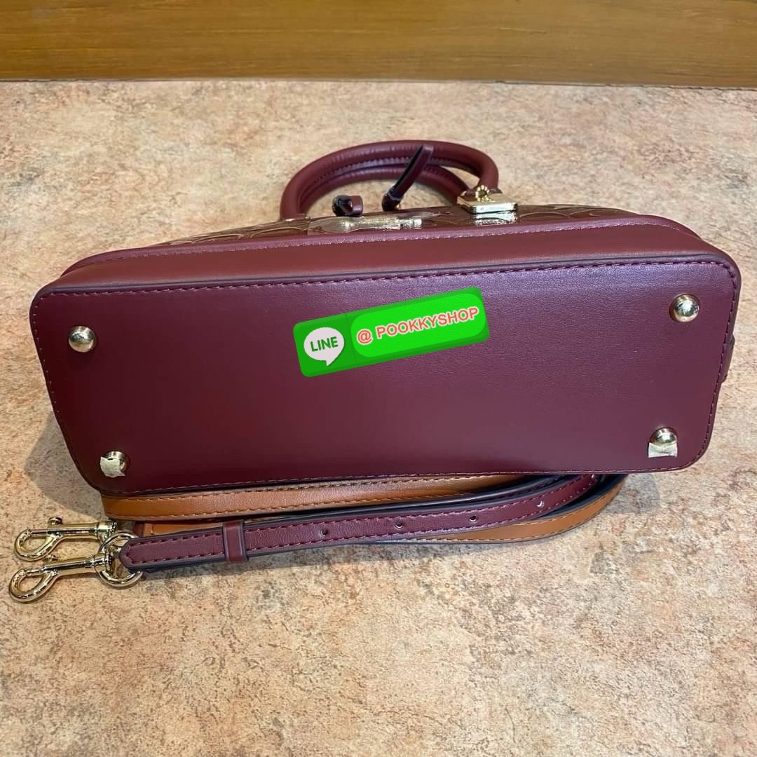 Coach MINI SIERRA SATCHEL IN SIGNATURE DEBOSSED PATENT LEATHER (COACH F55450) หนังกรวดและหนังสิทธิบัตร ด้านในมีซิปและกระเป๋าเอนกประสงค์ ปิดด้วยซิป ซับในด้วยผ้า หูหิ้วพร้อมสายสะพายยาว 3 1/2" สายสะพายถอดได้ขนาด 21 1/2" สำหรับสะพายไหล่หรือสะพายครอส